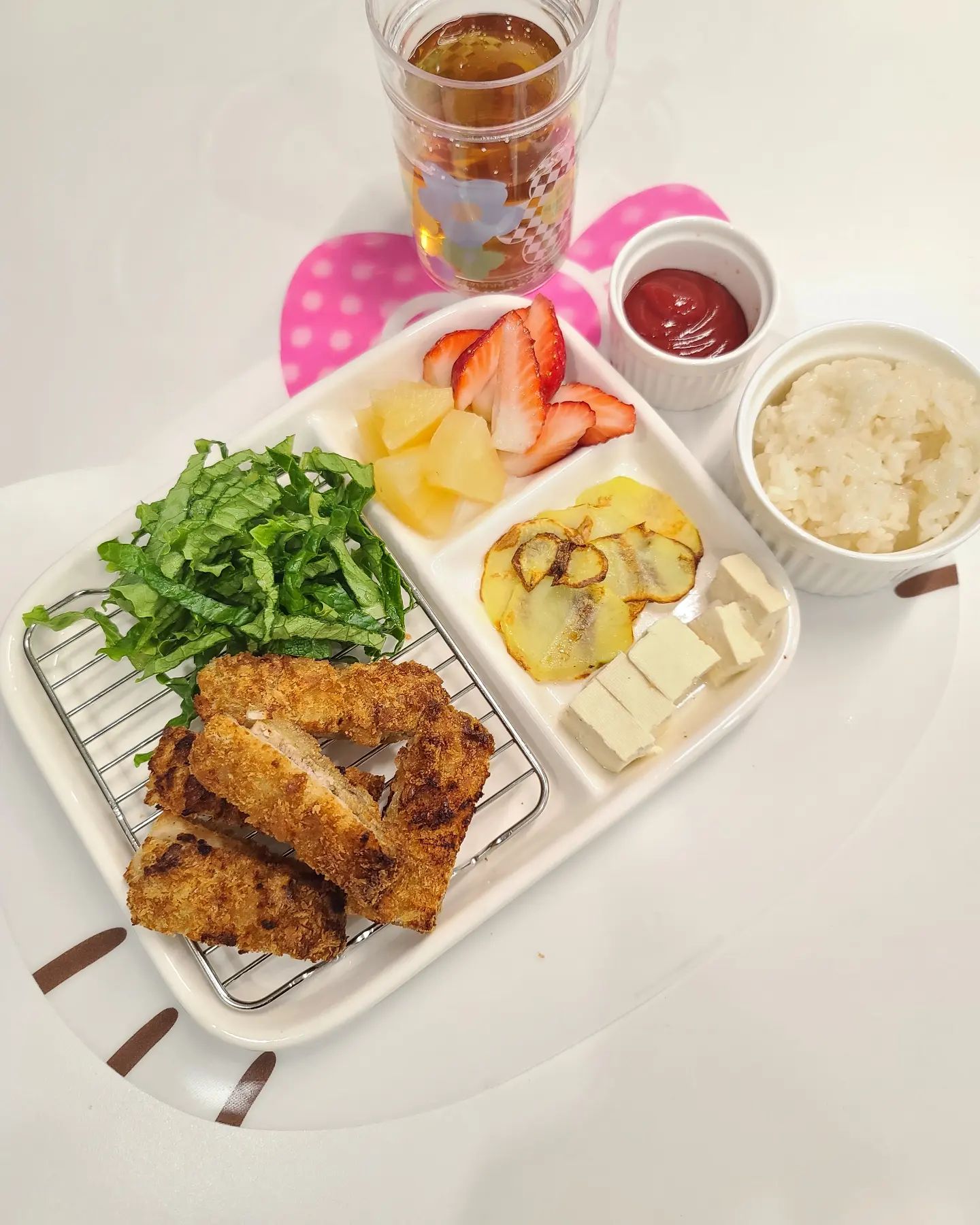 .
귀차니즘....
돈까스 튀겨서 아이 저녁🍚
.
소스는.. 귀찮다ㅋㅋ
.
그래도 맛있게 먹어주니
고맙!😉💜
.
#우리집밥상
