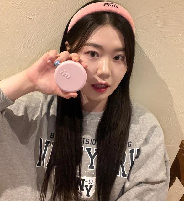 헤무 on Instagram: "#협찬 #원더벨벳래스팅쿠션 ✔️ 패키지부터 뽀짝귀욤한 미미박스 아임미미 원더 벨벳 래스팅 쿠션 소개드려요💖 ✔️ 제품 자체는 가벼운 벨벳쿠션이며, 바른듯 안