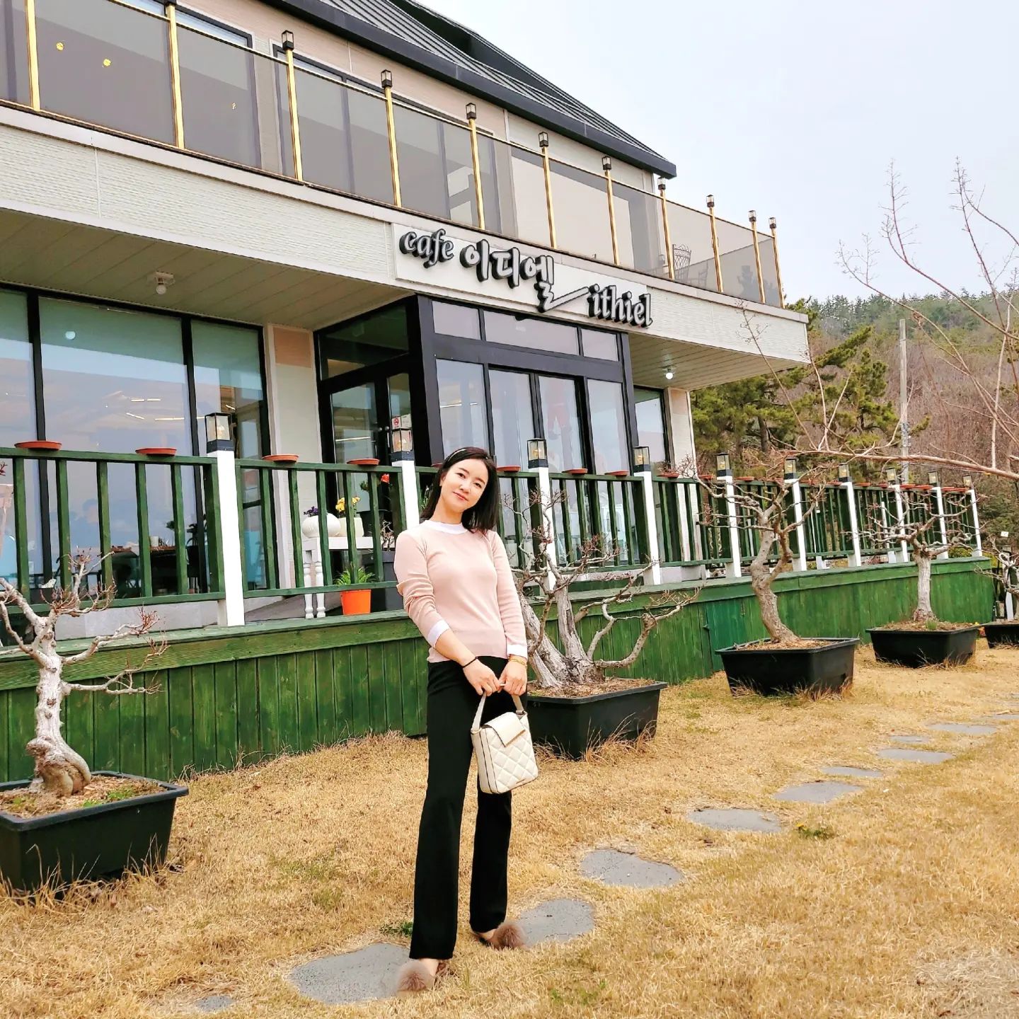 흐리흐리하지만 기분좋게💕

어제 다녀온 이디엘카페💜

어제오늘 비가 오려나~ 
구름이 잔뜩 껴있네요🫢
흐린 날씨일수록
기분 업되게 카페 다녀왔어요🥰

 
드라이브도 할겸 나왔는데
넓은 마당에 포토스팟이 곳곳에  ㅎㅎ
내부는 아기자기 넘나 이뿌❤️

사진도 찍고
최애 흑임자라떼와 함께해서
기분전환 제대로 하구 왔답니당😊💕

 

#나주이쁜카페#카페이디엘#나주카페이디엘#전남나주카페#나주카페#나주핫플#나주데이트#나주대형카페#나주신상카페#나주데이트코스#광주근교카페#나주카페추천#대형카페#나주여행#나주여행코스