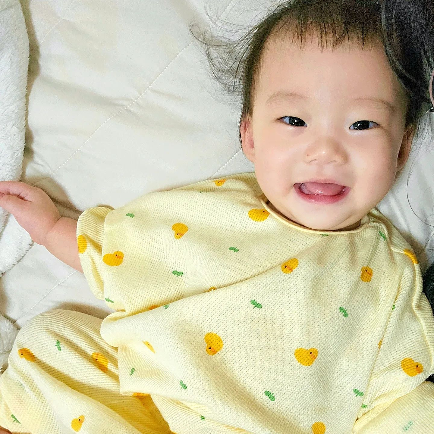 노랑노랑 병아리 귤 🐣
엄마랑 같이 놀줄도 알고 많이 컸져 ˃̵͈̑ᴗ˂̵͈̑

아빠도 일찍 퇴근 했고~ 낮잠 코 자고 일어나서
오늘도 엄마빠랑 재밌게 놀아보자 💛

#귀염뽀짝
#사랑해내새꾸
#육아일상기록 
#도치맘일상