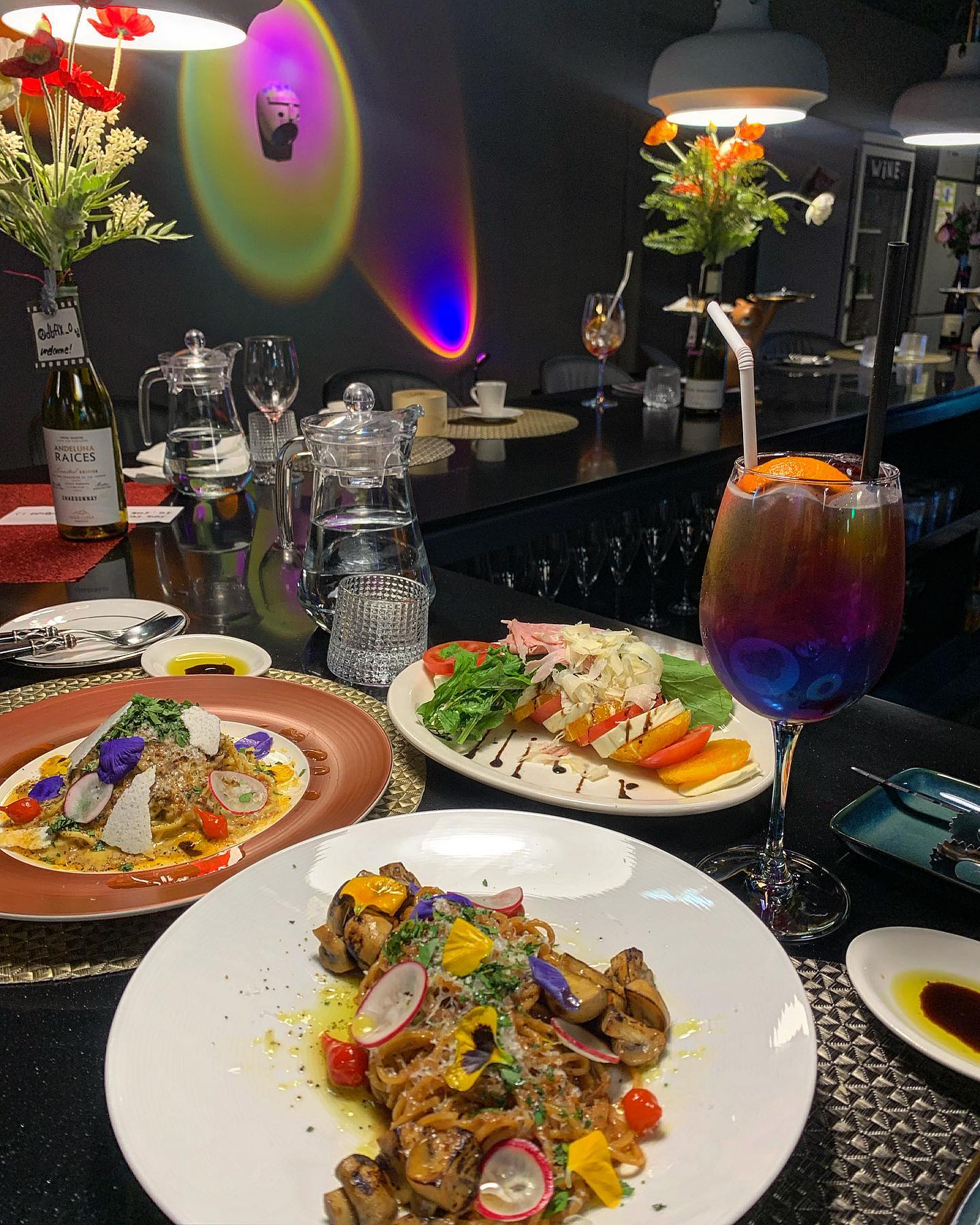 📍수성수 분위기 좋은 파스타맛집 #논픽스 

수성못에 고급양식맛집이 있다고 해서 방문한 논픽스!! 유튜브 채널 ‘장사의 신’에도 나온 곳이라 해서 기대가득 안고 갔답니다 😀

매장이 스타벅스 뒷편에 살짝 숨겨져있는데도 불구하고 간판부터 외부포토존까지 비비드한 색상으로 꾸며져있어 눈길이 확 가던 곳이었어요 :)

 매장 내부로 들어서자마자 화려한 파티룸 분위기 뿜뿜😍 다양한 조형물들과 조명을 이용한 포토존이 곳곳에 있었고 매장 전체를 감싸는 넓은 바테이블에 예약 손님 네임카드가 걸린 꽃병들, 적지만 4인테이블까지 내부인테리어에 엄청 심혈을 기울인 표가 났어요 👍

💟생면 화이트 라구 파스타 25.0
💟트러플 오일 파스타 19.0
💟카프레제 샐러드 15.0
💟샹그리아 와인 7.5

 🌟생면 화이트라구 파스타
: 풍부한 허브와 다진고기, 야채, 직접 우려낸 감칠맛 나는 닭 육수로 만든 소스, 고기의 육향으로 마무리되는 파스타라고 해요!! 메뉴에 있는 다양한 파스타 중 유일하게 생면으로 된 파스타였는데 면이 유독 부드럽고 쫄깃한 식감이면서 라구소스가 면에 잘 스며들어있어서 식어도 마지막까지 더 맛있게 느껴지던 파스타 😍

🌟트러플 오일 파스타🌟
트러플오일 한가득 뿌려주시던.. 그리고 불향입힌 다진마늘 맛이 면에 배어있었고 버섯도 먹기 좋게 잘려진 상태로 많이 있어서 좋았어요👍 

🌟카프레제샐러드🌟
향긋한 루꼴라와 생모짜렐라, 오렌지, 프랑스식 햄(잠봉)에 상큼한 드레싱이 어우러져 다채로운 맛을 즐길 수 있는 샐러드라고 해요~ 위에 적혀있은것들을 하나하나 올려서 칼로 먹기좋게 잘라먹으면 파스타로 살짝 기름져징 입안이 깔끔하게 되서 곁들여먹기 좋았던 사이드메뉴 :)

🌟상그리아 와인🌟
쌉싸름하지 않고 대중적으로 호불호 갈리지 않고 맛있게 먹을 수 있는 와인을 쓰시는둣했어요~ 거기에 오렌지도 띄워주시고 청량한 탄산감에 파스타와 너무 잘어울렸던 😁💕

일반적인 파스타 가게들에 비해 훨씬 풍부한 향이 나고 데코도 칵테일 가니쉬처럼 화려하고 예뻤어요..
 

다먹고 일어나려 하니 후식이 나온다해서 기다렸는데 귀여운 휘낭시에와 에스프레소잔에 아이스커피를 따라주시더라구요 ㅎㅎ 식전빵부터 후식까지 거의 코스요리나 다름없었던.. 
수성구에서 제대로된 양식맛집 찾으시는 분들께 논픽스 추천드려요!!
🌿영업시간
  11:30 -22:00
  15:30 -17:30 브레이크타임
  15:00, 21:30 라스트오더
 (매주 월요일 정기휴무)
🌿주소
  대구 수성구 청수로9길 3 1층 논픽스