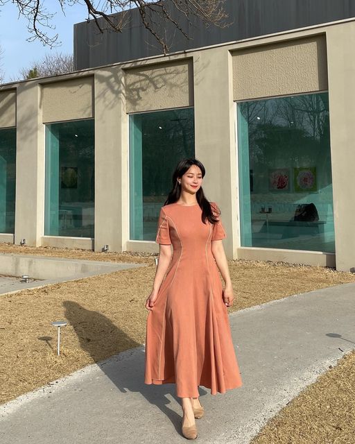 블로거 달린 🧚‍♀️ 여행 패션 뷰티 on Instagram: "🌷🌹🌱 봄인가봐요.. 날씨가 이렇게 좋을 수 있나..😊 이제 반팔 원피스도 쌉가능..🤍 그렇게 신상카페도 다녀오구 히히 . . 이쁜 오렌