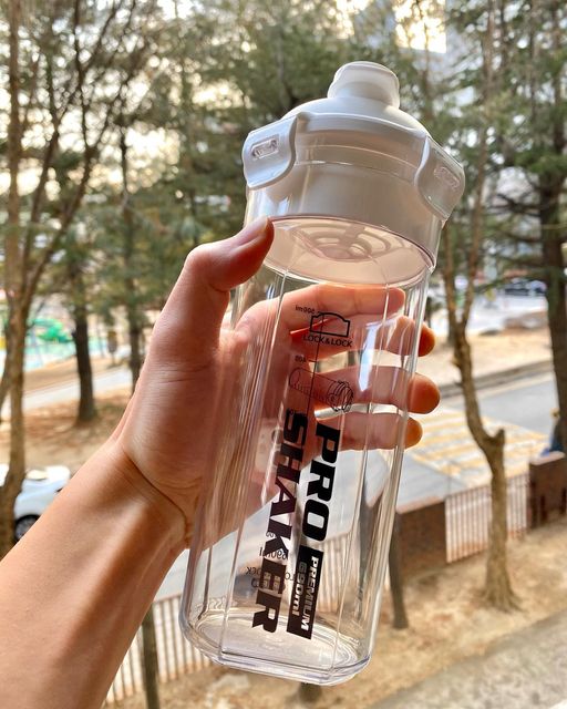 이주안 on Instagram: "#협찬 #광고 #제품협찬 @_pro_shaker 락앤락 프로쉐이커 트라이탄 690ml를 제공받았습니다! BPA FREE 트라이탄 소재로 만들어져서 내구성, 안정성, 내열성이 강한 제품입니다👍