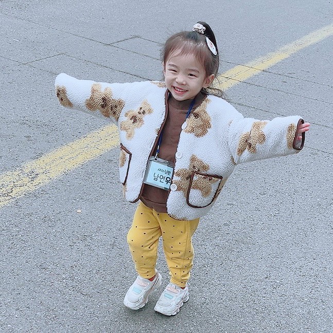 ⠀⠀⠀⠀⠀⠀⠀⠀
#엄마기록 이젠 나도#유치원맘 
여누의 5세 일상 기록 :) ~♥ 
 ⠀⠀⠀⠀⠀⠀⠀⠀⠀⠀⠀⠀⠀⠀⠀⠀
적응 너무 잘 해줘서 고마워 딸래미😗
 ⠀⠀⠀⠀⠀⠀⠀⠀⠀⠀⠀⠀⠀⠀⠀⠀ 
출산 전 22년 9월 달 부터 서서히 몸이 안 좋았어서
남편이 배려차원에서 항상 연우 데리고 가족들이랑
놀러다니고 난 쉬라 하면서 10월부턴 종종 시댁에서 
남편이 연우 데리고 자기도 하고ㅎㅎ그러다가 몸이 
안 좋아서 출산이 앞당겨져 아무런 준비도 못하고
36주 끄트머리에 둘째 낳고 연우랑 처음으로 오래
떨어졌던ㅠ .. ㅠ 그 때부터 였으니 지금 기준으로
작년부터 꼬이기 시작했던(?) 연우의 원생활^ ^
 ⠀⠀⠀⠀⠀⠀⠀⠀⠀⠀⠀⠀⠀⠀⠀⠀
진짜 긴급으로 출산해서 애 낳고 회복 중인데 
연우가 가족들한테 한번도 아닌 몇번씩이나
자기 얼집 선생님이 화낸다고 혼낸다면서 
얼집 가기 싫다고 그런다는 연락을 ; ;받고
난 몸도 힘들어 죽겠고 온갖거 신경 쓸 거 많은데
나한테 일절 그런 말 없던 연우가 가족들한테
그런 말을 했다는게 얘가 나랑 떨어져서 거짓말을
하는 구나 하고 넘어가려 했지만 연우를 위해선
6개월을 다닌 어린이집을 바꾸는게 나을 거 같다는
의견이 모여 산부인과 퇴원하고 조리원에서도 
몇번 생각하고 고민하다가 결국 퇴소 결정하고
몸조리 중에 얼집들 왔다갔다 하며 서류 준비해서
다른 곳 얼집 잠깐 다녔다가 또 다시 시댁 근처
얼집을 23년 2월 말까지 보내게 됬던 딸램 😶‍🌫️
다행히도 그 얼집은 아이들도 선생님들도 원장님도
모든 분위기가 정말 다정 그 자체로 괜찮았어서
연우도 금새 적응하고 거의 4개월을 다녔던 거 같다
ㅠ퇴소한다고 헤어질 때마다 우리 연우를 진심으로 
대해주셨던 두 담임선생님들 붙잡고 감사했다며 ,,
꺼이꺼이 눈물 엄청 훔쳤던 나란 애미 😢

원래 다녔었던 영아전담 얼집에서 학사모 쓰고 
졸업을 하고 싶었는데 .. 출산이 겹쳤었어서 그런가
아직 아기인 연우 마음에 내가 곁에 없으니 마음에 
파도가 크게 쳐서 가족들에게 말할 때 거짓말을 
조금 보태서 바람을 넣었던 거 같은ㅠ 조리원에
나와서 나보고는 ‘엄마 원래 다니던 얼집 가고 싶다.
ㅈㅇ도 보고 싶고, ㅎㄹ도 보고 싶다 그때 거짓말 했다
장난이였다’하며 베시시 웃으면서 말하는데 얘가
이 말이 진짠지 가짠지 구별도 못하겠고 조금 미웠던😑
지지배, 내가 조리원에서 얼마나 똥고생 했는데ㅠ
진짜 여누 얼집 입퇴소 때문에 출산 때부터 엄청난
스트레스였던 거 같다 ᵒ̴̶̷̥́ ·̫ ᵒ̴̶̷̣̥̀ 또르릉ㅋ두어달 정도
시댁에서 몸조리 하며 그 근처 얼집 보내다가 1월에
집으로 돌아옴ㅋ 시댁 근처 어린이집을 한달 동안
100일도 안된 둘째랑 연우랑 차에 태우고 출근시간에
등원만 왕복 1시간 20분 거리를 해보니 너무 힘들고
1월엔 더군다나 엄청 추웠어서 애들이 감기도 걸렸던ㅠ
근데 잘 다니는 어린이집을 다시 집근처로 내 욕심에
옮기자니; 여누가 다니던 얼집에 100% 적응된 
상태인데 괜히 내딴엔 좋지 않은 영향을 끼칠까봐
생각을 접었다가 2월에도 라이딩을 애 둘 데리고
뛰어본 결과 ..ㅋ둘째도 너무 아기에, 애들도 편하고 
나도 편하게 - 집앞으로 보내자는 생각을 결국
굳혀버린!  진짜 그때 이 고민을 한달을 한 듯;ㅠ
내겐 쉽지 않은 결정이었다. 모든 엄마들이 글켔지
 ⠀⠀⠀⠀⠀⠀⠀⠀⠀⠀⠀⠀⠀⠀⠀⠀
고민을 너무 했던 탓에 집 앞에 보내고 싶었던
유치원에 애들 정원이 꽉찼다 듣는데 이사가는 
친구가 있으니 4-5월까지만 기다려 보자하신ㅠ
난 너무 절박했던 마음에 기다리다가 ‘물어나보자’
하고선 1주 뒤에 ”죄송하다고 이왕 보내는 거 
신학기에 보내고 싶은데 어떻게 여누 한 자리라도
껴주실 수 없냐 라이딩 뛰어보니 도저히 안 되겠어서 
여쭙는다“며 진짜 기어가는 목소리로 절박하게 
집 앞 유치원 원감님께 부탁드려봤는데ㅠ ㅠㅠㅋㅋ
티오가 꽉차서 규정상 대기해달라셔서 포기하고 
대기하려했는데 갑자기 저녁에 여누 받아주시겠다 
해주셔 감격🙏🏻😭 나로 인해 퇴근도 못하시고 
저녁 늦게 선생님들 회의까지 하신 거 같았어서 
넘 죄송했던 ㅠ💦그렇게 여누는 집앞 유치원
원장님?원감님? 지금 담임선생님? 관계자분들
덕분에 첫 유치원 생활을 넘 잘 하고 있는🫶🏻💕
 ⠀⠀⠀⠀⠀⠀⠀⠀⠀
그리고 지금 우리 여뉴 유치원 담임 선생님
넘 다정하신 거 안 비밀😁🤍내 딸 화이팅💟
 ⠀⠀⠀