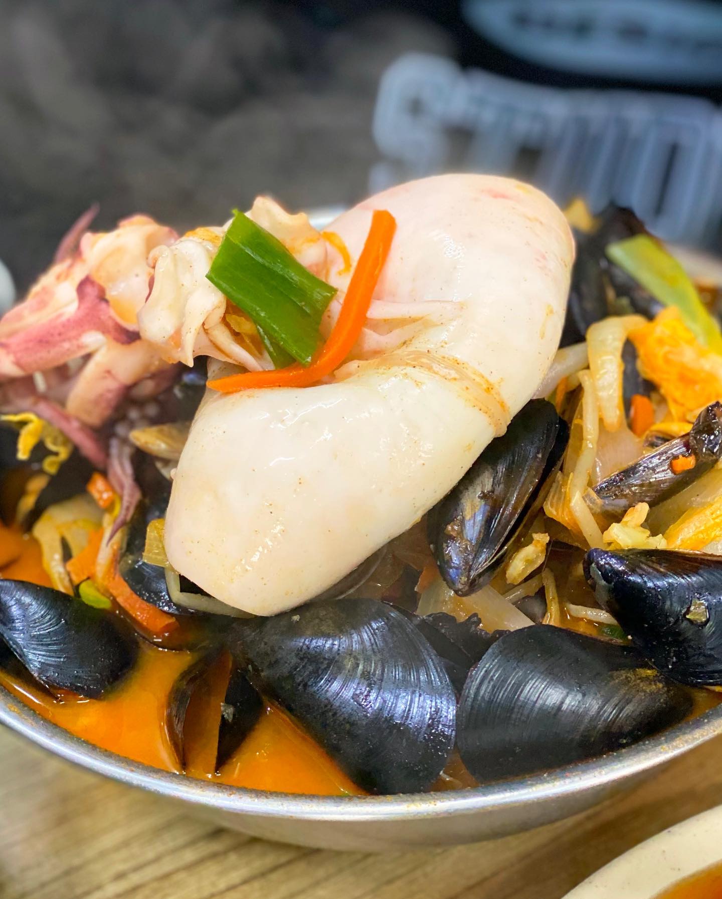 🚦위치 : 경북 구미시 장천면 강동로 207-4

🕑 영업시간 : 매일 11:00-22:00

🫧구미 중식 맛집 🫧
#도개오복반점 

평일 점심시간 웨이팅없이 바로 들어가서 탕수육 짜장면 짬뽕을 시켰다
음식이 나오는 시간은 30분 정도 걸렸다!

그래도 탕수육 한입 먹자마자 
기다림의 지침이 사르르 풀리는 감동의 맛..🫶🏻

양도 많고 특히 탕수육이 최고다 👍🏻
짬뽕은 비주얼부터 말해뭐해 ,,,
해산물 보세요오….
홍합 골라내는 시간도 오래 걸릴 정도로 가득 올려준다>_< 

짜장면은 평타! 

위치가 조금 외진곳에 있어서 아쉽지만 굳이 찾아가서 먹을 정도로 추천하는 곳😝

#구미맛집 #구미핫플 #구미중국집 #구미짬뽕맛집 #구미탕수육맛집 #장천면 #장천맛집 #구미데이트