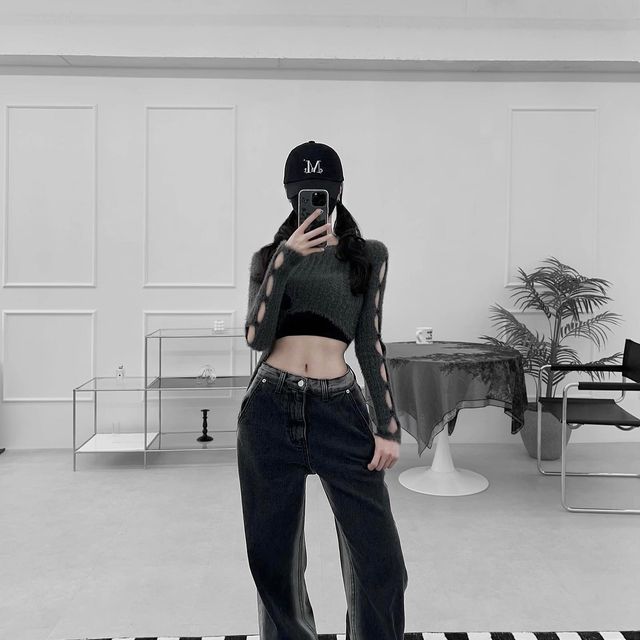 $s on Instagram: "#협찬광고 #무료제공 

[🌙✨💫 ; AVANDRESS]

@avandress_ 의 Side-line Wide Pants(Black, S size)에욤🐈‍⬛

팬츠 사이드 워싱 디테일 넘 예쁘됴🖤 특히 뒷부분에 초승달 자수가 엄청 예뻐서 “처음으로” 뒤태샷도 샥-올려봤는데, 어떤가욤?🥺((4번째 사진이 제 최애에욤 히히))

✔️ 유니크한 사이드 워싱✨
✔️ 기장감 있는 와이드 팬츠
✔️ 초승달 자수 디테일💫

#어반 #어반드레스 #avan #avandress #유니크룩"