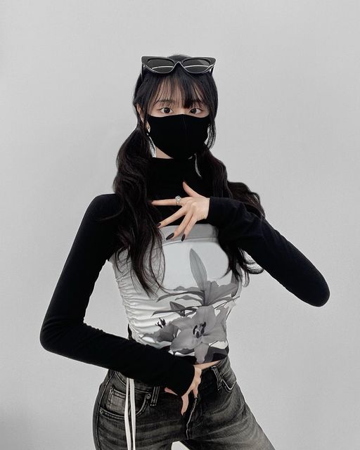 $s on Instagram: "#협찬광고 #무료제공 

[💔❤️‍🩹🖤]

@sanana_916 의 HEART CRACK RING이에욤😈

제가 워낙 손이 작다보니 평소에 Free size ring은 너무 커서 착용할 수가 없었어욤🥲 (약지 4호, 검지 6호 착용) 그러던 중 좋은 기회로 제 사이즈에 맞춰 제작한 핸드메이드 제품을 선물받았슴미당😎 크렉 디테일이 돋보이는 유티크한 디자인이라 너무 예쁘더라구욤❤️‍🔥그래서 좋아하는 동양풍 홀터넥, 로우라이즈 팬츠를 간절기 버젼으로 코디해 보았는데 어떤가욤?✨

저처럼 흔치 않은 코디 아이템 좋아하시면 왕 추천 드립니당❕

✔️ 유니크한 디자인❤️‍🔥
✔️ 925sliver 소재
✔️ 핸드메이드 제품(사이즈 맞춤 가능)💫

#sanana916 #핸드메이드반지 #유니크악세사리 #주문제작반지 #실버악세사리 #acc"