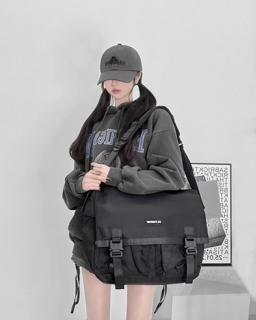 $s on Instagram: "#협찬무료제공 

[ULTIMEIK ; IN MY XXX]

@ultimeik_korea 의 6025 Messenger bag (Black)이에욤🖤

믿고 쓰는 얼티메이크🤍 좋아하는 브랜드인데, 벌써 세번이나 협찬 주신거 있됴🫢 이번 메신저백은 꾸안꾸 개강룩에 툭- 매치했답니당✨

본디 캐릭터처럼 숏팬츠에 박시한 후드티로 코디해 보았는데, 어떤가욤?🖤

✔️ 다양한 포켓으로 월등한 수납능력🔥
✔️ 안전한 수납을 위한 폭신한 쿠션패드 및 벨크로 이중처리
✔️ 고급스러운 듀라플렉스 원단✨

#ultimeik #얼티메이크 #얼티메이크6025 #얼티메이크메신저백 #메신저백 #메신저백코디 #메신저백추천"