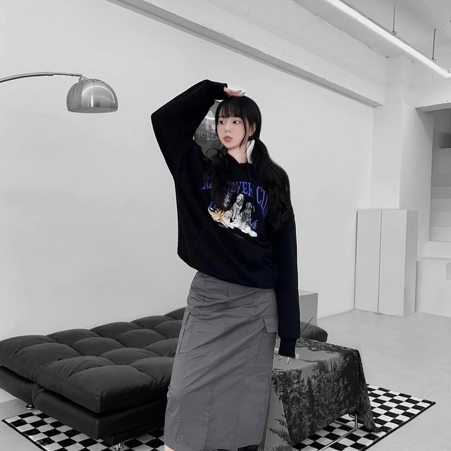 $s on Instagram: "#협찬무료제공 

[RTRIEVERCLUB ; 강아지 귀 여 워🐶]

@retriever_official 에서 인기 상품인 RETRIEVER FRIENDS HOODIE (Black)이에욤🖤

귀여운 댕댕이 칭구들이 잔뜩 그려져 있는 후드티에요✨ 역시 리트리버는 천사 댕댕이라 그런지 칭구가 많나봐여 ⸝⸝ʚ̴̶̷̆ ̯ʚ̴̶̷̆⸝⸝ 요 후드티는 힙키치한 카모 스커트와 함께 코디해보았는데, 어떤가욤?🤍 

((리트리버클럽, 요즘 INSSA들이 많이 입는다묜서욤? 속닥))

✔️ 귀여운 댕댕이 아트워크🦮
✔️ 톡톡한 원단과 예쁜 옷핏
✔️ 인싸 유행템✨

#retrieverclub #리트리버클럽 #인싸템"