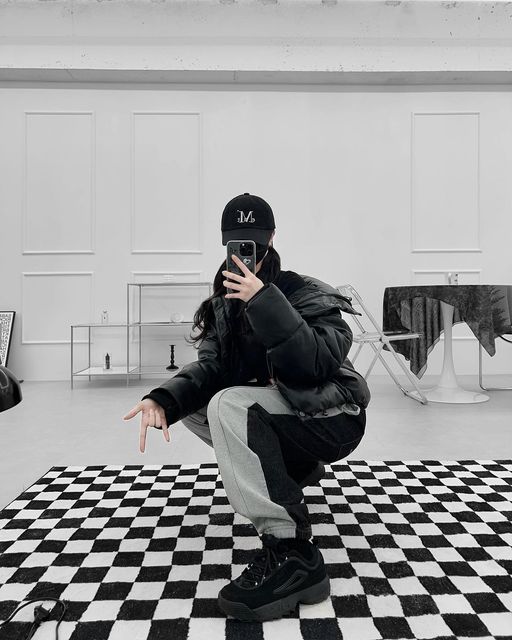 $s on Instagram: "#협찬광고 #무료제공 

[Slow but Steady🐚]

@slowrecordhouse_ 의 ASURA Denim Sweat Pants (Black)에욤🤍🖤

요기 완젼 유니크 팬츠맛집🏁 디테일 진챠 너무 예쁘됴🥺 전반적으로 힙시크한 룩에 샥- 걸쳐봤는데 어떤가욤?🔥이번에도 외쿡 힙스터 느낌 내봤다구요😎

생일때 선물받은 머플러도 슬쩍 자랑하고 갑니당 춍춍🐾

✔️ 유니크한 디자인🏁
✔️ 감각있는 자수 디테일
✔️ 코튼과 데님 재질의 조화💫

#슬로우레코드하우스 #스웻팬츠 #스웻팬츠추천 #스웻팬츠코디"