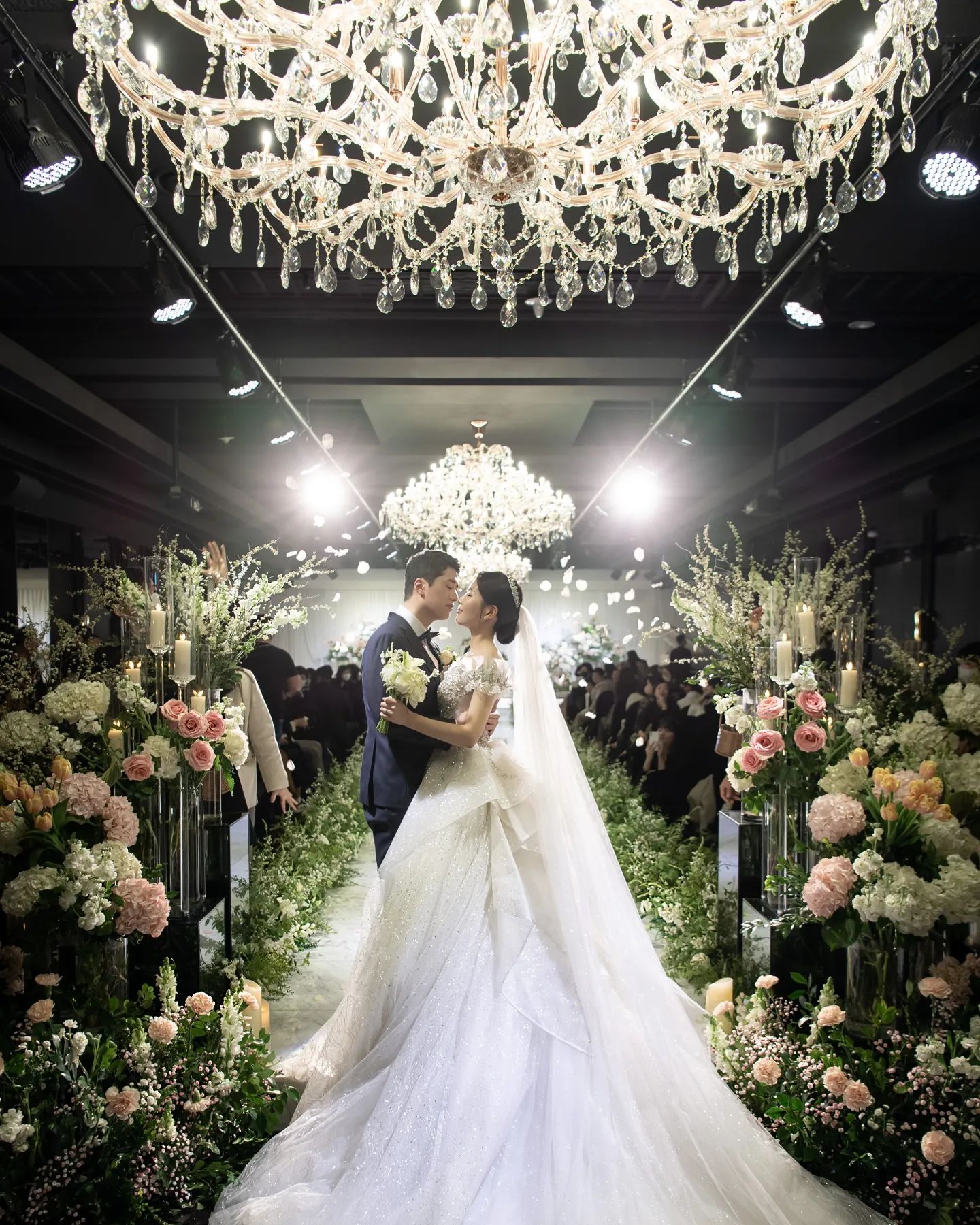 | 2023.03.12 🤵‍♂️🤍👰‍♀ |

바쁘신 중에도 저희 결혼식에💍
참석해 주셔서 정말 감사드립니다.

자리에 함께 하지 못했더라도
멀리서 축하해 주셔서 감사합니다!

많은 분들이 축복해 주신 마음 잊지 않고
예쁘게 행복하게 사랑하며 살겠습니다🩷

#우리결혼했어요 #감사합니다💕