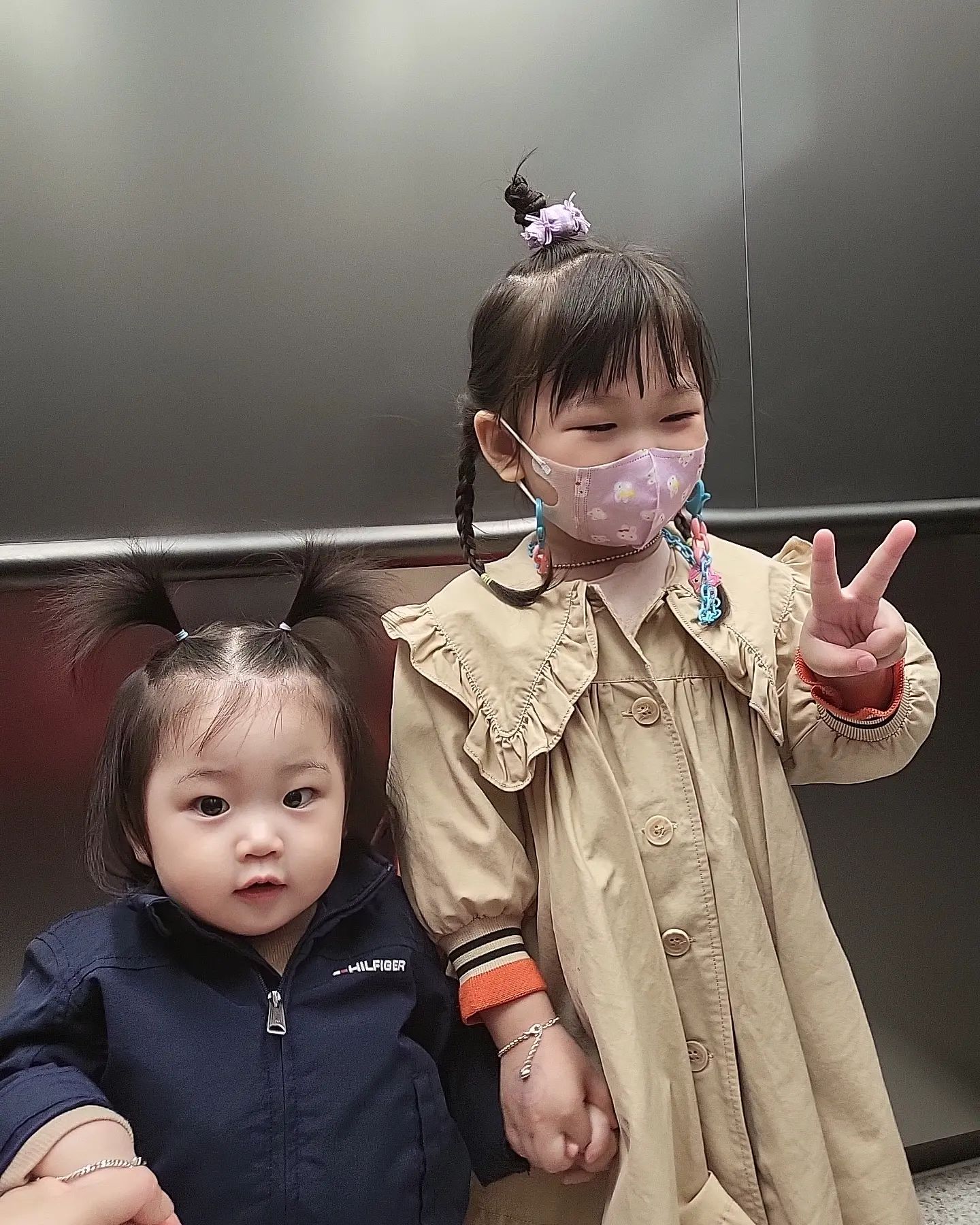 귀염둥이 니니자매😁
엘베에서 매일 사진찍는게 하루루틴같군ㅋ.ㅋ
엄마 복귀해도 이건 매일 찍어보자ㅋㅋㅋㅋ

#니니자매👶🏻👧🏻 
#엄마아빠가많이사랑해❤️