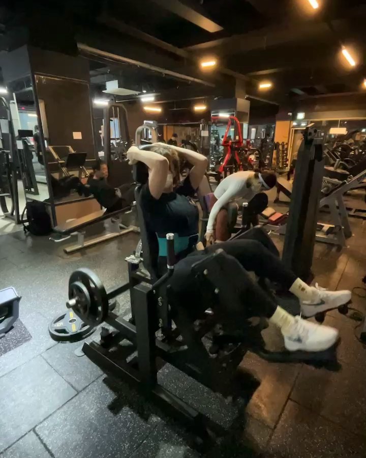 웨이트 다시 시작해서 이번주 주3회 열운하고,(feat 장항의 명물이라는 필 휘트니스)

영상찍으면서 시행착오 겪어, 길어보이는 각도찾아보는(아직 찾지 못함.. 비율 똥망 어쩌지요😭)

그런 일상😆

열운 같이하는 운동메이튜 생겨서 넘모 조와❤️ jiyomee_j 

운동 맛있다😆😆😆

#쏭스타그램 #운스타그램 #장항운동 #필휘트니스 #군산운동 #군산필라테스 #은혜로운바디 #캐딜락 #퍼지캐딜락 #오운완 #오필완 #운동하는여자 #필라테스