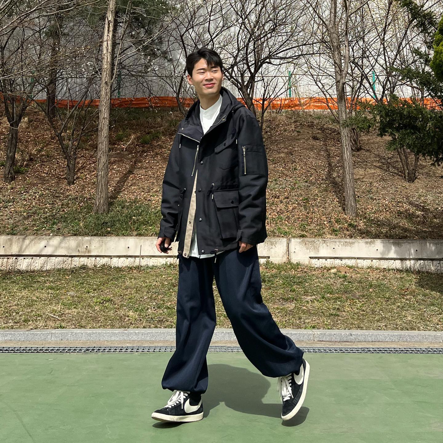 네이비에 흰색 뿌리기 👨‍🎨

완연한 봄 날씨, 다들 어디가시나요!?🌼

🧥- havehad_official 
👔- suarestudio 
👖- vintage 
👟- nike 

#나이키블레이져 #시티보이룩 #시티보이패션 #남자봄자켓 #남자봄패션 #바람막이자켓 #바람막이코디 #좋튀 #좋반 #인스타패션 #인스타코디 #패션계정소통 #밀리터리룩