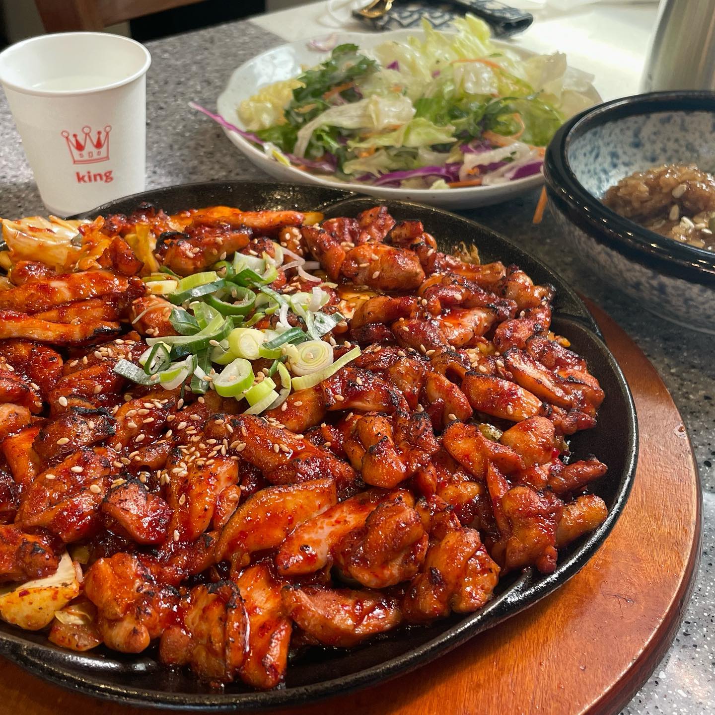 🏠마세오른
공주 출장 갔다가 맛집 섭렵하고 왔습니다. 닭불고기집 완전 추천 ㅠㅠ 이인부터 주문가능하고 양이 많아요 맵지않고 밥이랑 정말 잘어울리는 닭불고기~~ 깻잎에 싸서 마늘이랑 먹으면 입에서 폭죽 터짐매~~ 기본천으로 나오는 약밥이 쫀득하고 맛있어요 주먹밥은 멸치가 들어가서 딱딱하게 씹히는데 무난한 맛이지만 기본공기밥이 더 잘어울리는것 같아요!
_
_
#공주맛집 #공주여행 #공주시 #공주 #충남대맛집 #충남여행 #충청도여행 #충북여행 #대전맛집 #대전여행 #먹스타그램 #먹스타맞팔 #음식스타그램 #좋반 #먹방스타그램 #먹부림