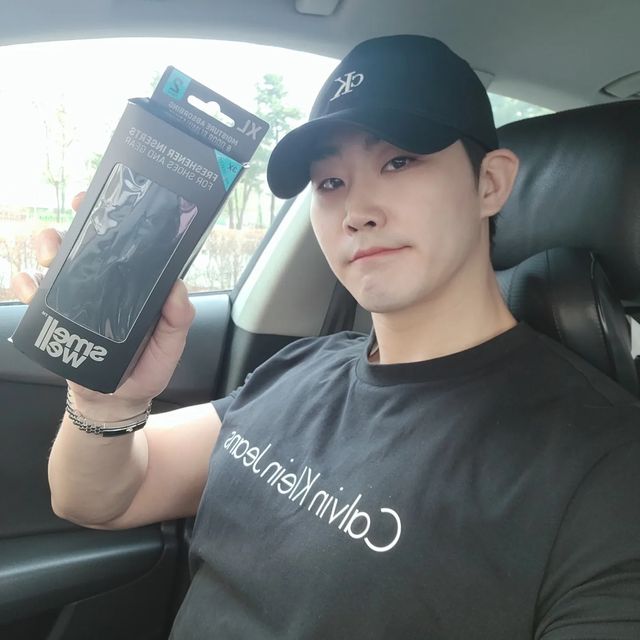 문지호 on Instagram: "@smellwellkorea
#광고 #협찬
운동후 신발에 강력한 습기가 존재하는 
헬창들에게 아주 간편하게 습기와 악취를
해결 할수있는 스멜웰!!
친환경적으로 한번 개봉하면 최대 3~4개월은
사용가능!!
디자인 사이즈 다양하게 고를수 있습니다!
이제 신발에 아마존 같이 강력한 습하고 진득한
느낌없이 청결하게 운동 퐈이야 할수있슴돠!!

#스멜웰#smellwell#스웨덴#북유럽#탈취제#방향제#운스타그램#운동화#골프#축구#테니스#슈스타그램#클라이밍#등산화#골린이#러닝스타그램#배구"