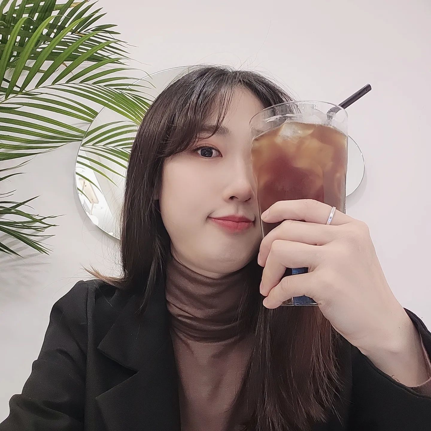 그대의 눈동자에
아메리카노 치얼스~~❤️

오늘 아메리카노랑
시밀러룩 입었습니당!!

배고파서 케이크 먹느라고
더이상 사진 못찍은건 비밀🫢

이벤트 궁금하시죠??
조만간 해볼게요ㅎㅎㅎㅎ
.
.
.
.
.
#선팔해요 #맞팔해요 #소통해요 #유토피안 #몬누누#셀카투척 #카페셀카 #그대의눈동자에치얼스 #아메리카노