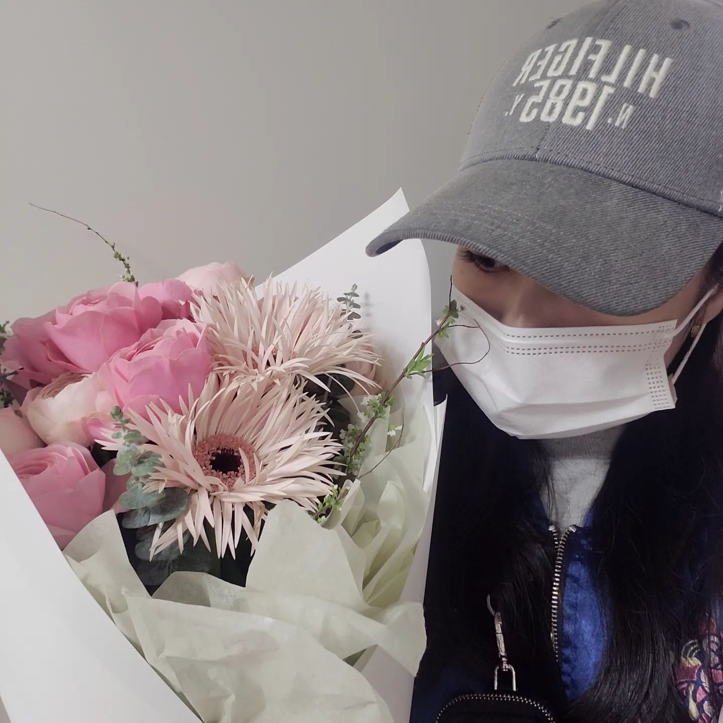 동거인이 사준 #꽃다발💐
곰아워😘 싸우지말고 오래오래 함께하자
데이트하기로 했는데 컨디션이 나락가서 아숩 ㅜㅜ

#반품불가 #송파주민 #꽃다발 #더플라워테라스
#데일리 #일상 #꽃 #꽃다발 #생일주간 #daily #selfie #selstagram