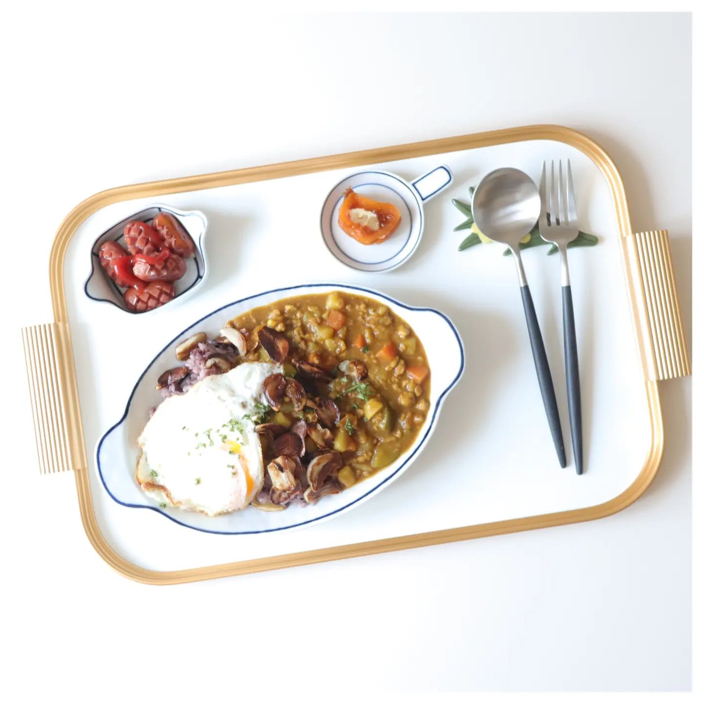 .
카레 한 솥 만들면 일주일 동안
커레 밥상만 차려야 하는,,😊
#자취인의숙명
#집밥#요리#카레#한그릇요리#점심
#온더테이블#플레이팅#맛스타그램
#김석빈도자기#케이멧트레이