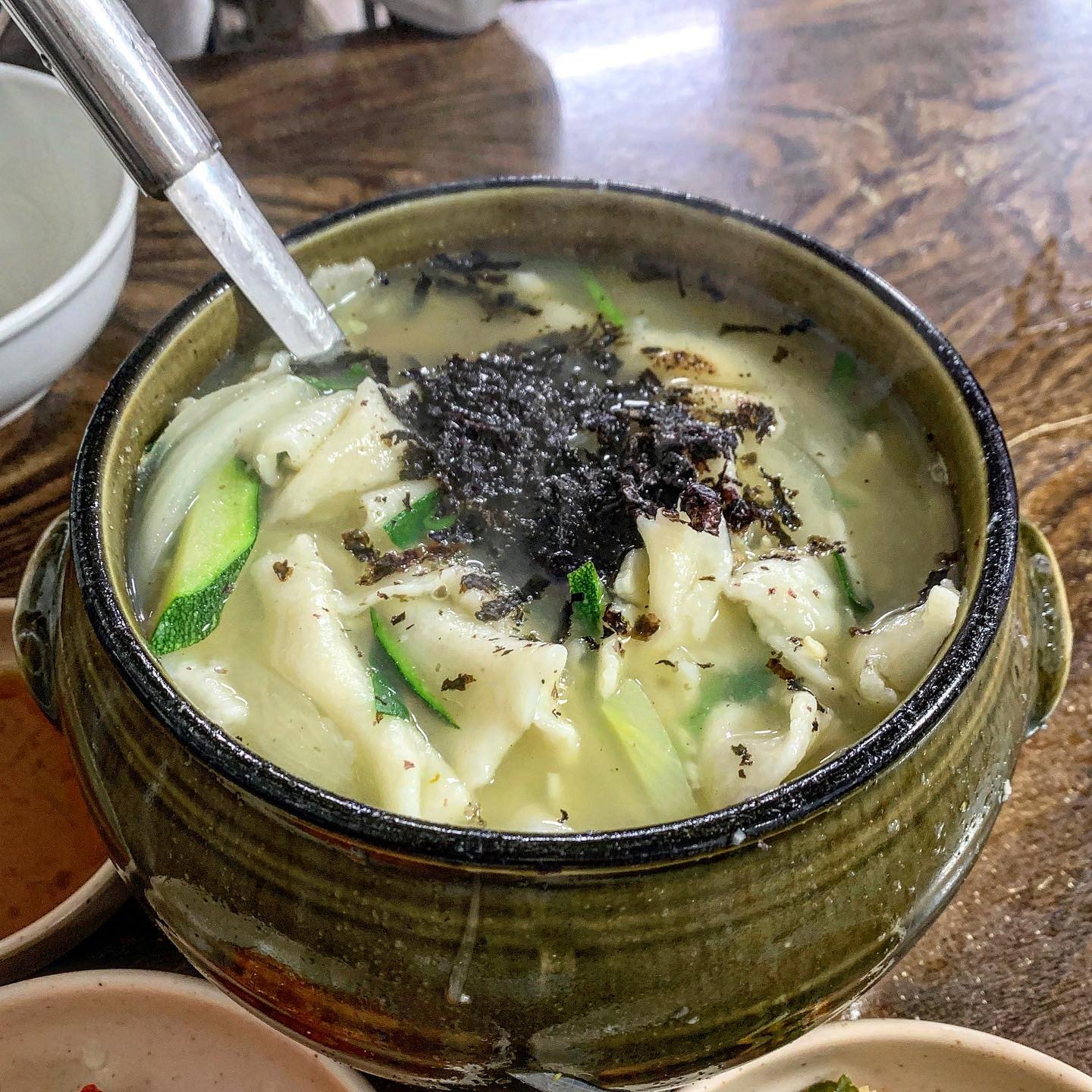 서울 삼청동 #삼청동수제비 <🌟🌟🌟🌟>
.
1982년도부터 운영해온 미쉐린 선정 항아리수제비 맛집🤎 몇년전부터 넘 가보고싶던곳인데 드디어! 웨이팅이 장난아닌데 회전률이 빨라서 20분만에 입성,수제비는 항아리에 2인분이 나오는데 손으로 직접 뜬 손수제비라 쫀득쫀득 식감이 대박😖
.
국물에 조개살이 들어가서 멸치육수에 살짝 더해진 바다향이 풍미를 돋구고 고추간장 넣어 먹으면 맵싹하니 이집의 다른 주인공인 열무김치 곁들여먹으면 게임끝🤪💫 녹두전은 가격에 비해 안에 내용물이 많지않고 좀 퍼석한 느낌이라 초큼 실망..! 특별한것없는데 특별한 느낌이었던 수제비맛집 클리어〰️➰
.
.
.
▫️ 서울 종로구 삼청로 101-1