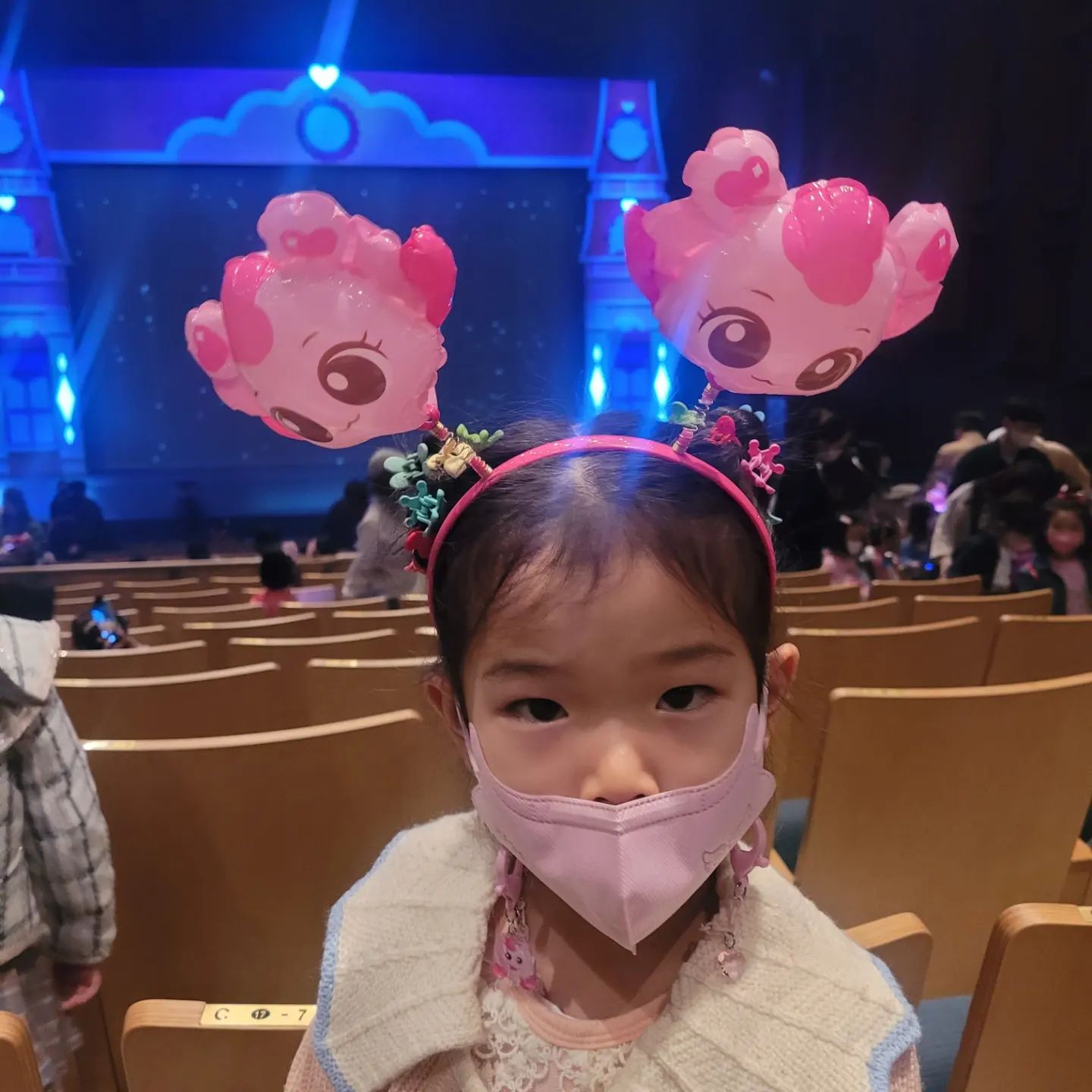 #알쏭달쏭캐치티니핑뮤지컬
.
주은이가 너무 좋아하는 #캐치티니핑
시즌 3 뮤지컬 소식에 부랴부랴 예매하고
#경기아트센터대극장 으로 고고~
.
공연전에 머리띠도 사고..
공연 후에 행운핑인형도 사고..
.
코로나 때문에 배우들 안내려오려나? 했는데..
내려와서 열심히 사진 찍었는데..심령사진?? 😅
.
다음엔 또 무얼 보러 갈까나~? 😘
.
.
.
.
#토요일일상 #딸이랑데이트 #티니핑뮤지컬 #딸엄마 
#딸맘일상 #문화생활 #어린이뮤지컬 #일상기록✍🏻
