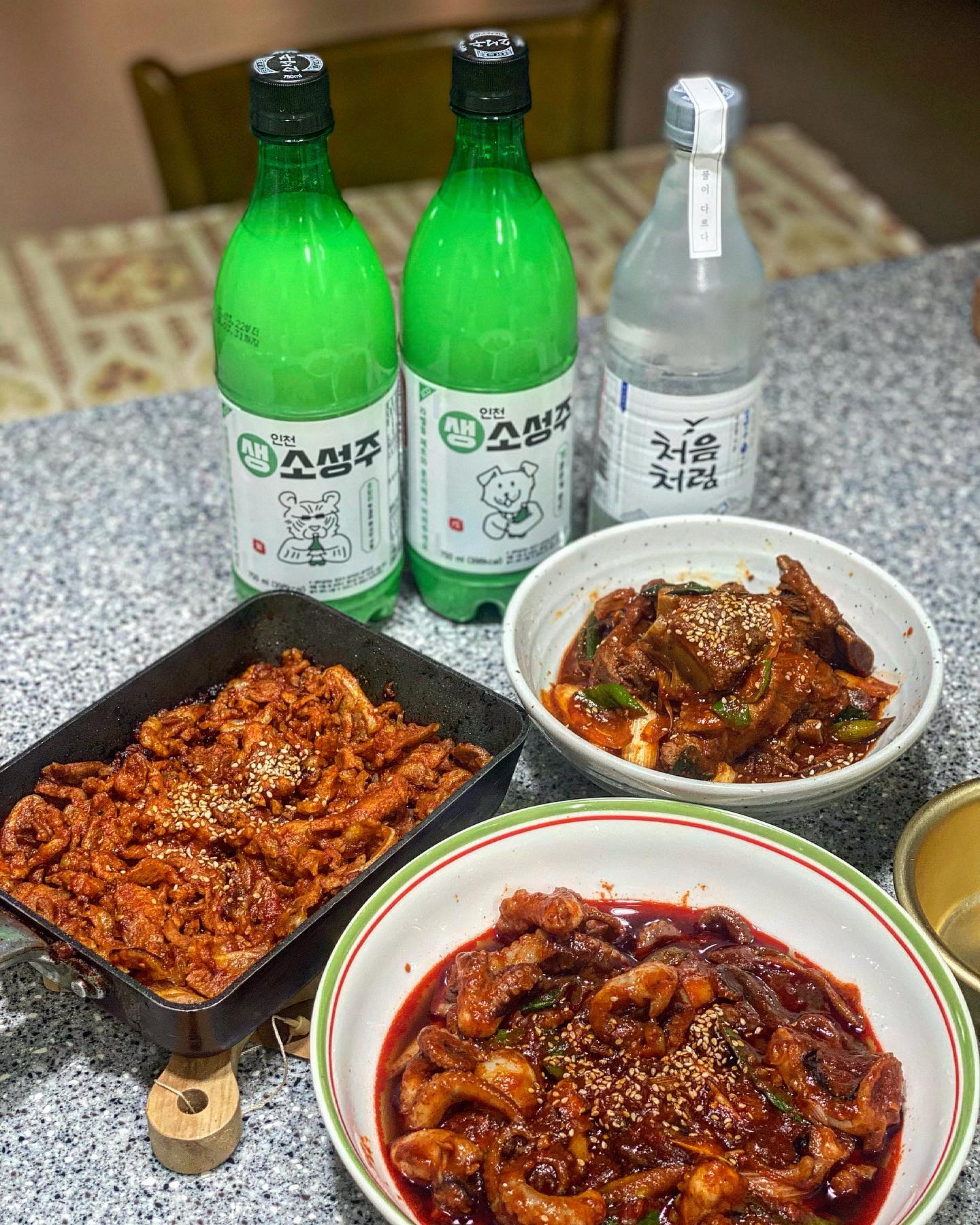 알콜러버들을 위한 안주 밀키트 소개해드릴게요🫶🏻🫶🏻
#랜선포차 에서 밀키트를 여러개를 보내주셔서 푸짐한 술 한상을 차려봤습니다!!
처음 받아보는 협찬에 솔직한 후기를 남겨야하는데 맛이 입맛에 안맞음 어쩌지 고민했지만..ㅋㅋ 괜한걱정이였네요!!!! 
밥그릇까지 싹싹 핥아 먹어버렸다는..🤣🤣🤣🤣🤣
포장지에서 꺼내서 10분만 볶기만 하면 요알못도 백종원선생님 저리가는 한상 뚝딱 차려지는 초간단 맛도리 밀키트 랍니다 !!!
양념을 따로 추가로 하지 않아도 너무너무 맛있는 안주가 만원도 안 되는 가격이라니.. 믿겨지시나요??
이번엔 협찬을 받아 먹게 되었지만 재구매 의사 10000000000%랍니다❤️
가성비 이런 꿀템이 없어요 ㅜㅜㅜ
술을 좋아하는 전 안주로 뚝딱 만들어 먹었지만 !! 저희 부모님께선 밥이랑 먹어도 너무너무 맛있겠다며 다음에 한번 더 주문해 달라고 하시더군요🤣🤣
탱글 쫄깃한 쭈꾸미에 매콤달콤 갈비~
소주가 땡겨버리는 오독오독 맛있는 식감에 오돌뼈까지 ~~~정말 잘 먹었습니다!!
인친님들과 공유하고 싶은 그맛!! 꼭 드셔보시길 추천드립니다🥰

⭐️⭐️쭈꾸미볶음 8900⭐️⭐️
⭐️⭐️매운등갈비 6900⭐️⭐️
⭐️⭐️오돌뼈볶음 3900⭐️⭐️

술이 술술 들어가서 기억을 잃어도 책임 못집니다 🤣

-
#랜선포차 #랜선포차밀키트 #밀키트추천 #이벤트당첨 #재구매각 #간편요리 #간편식사 #랜선포차오돌뼈 #랜선포차갈비찜 #랜선포차쭈꾸미볶음 #쭈꾸미볶음밀키트 #매운갈비밀키트 #오돌뼈밀키트 #인스타푸드 #먹스타맞팔 #먹스타그램🍴 #먹스타소통 #먹스타협찬 #협찬문의 #협찬디엠 #협찬환영 #소통환영 #먹스타그램꿈나무 #먹스타좋아요 #찐소통 #댓글환영 #댓글이벤트당첨