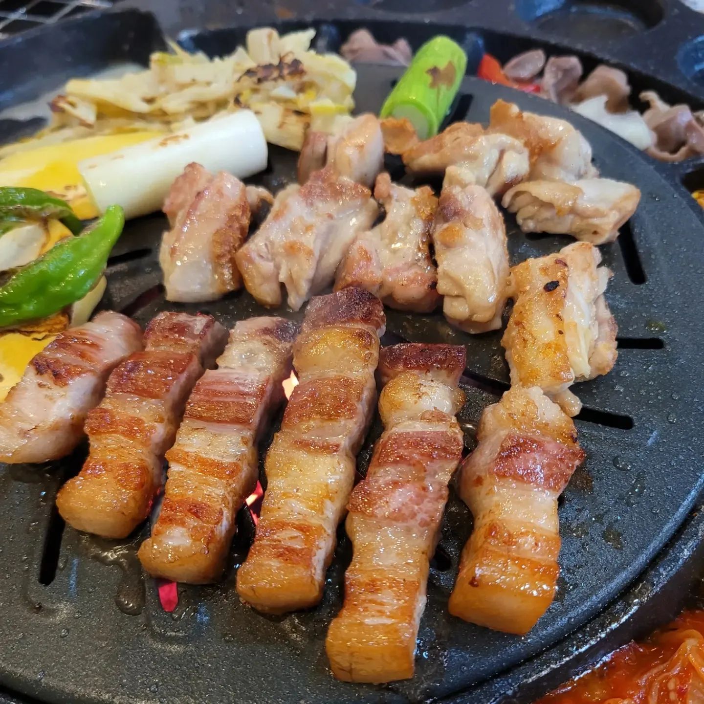 오늘의 맛집

 담 .양 .골

좋은기회로 가게된 무안고기맛집 
담양골

여긴진짜 모든사람에게 알리고싶을정도로 찐 맛집!!

입구부터 마음에 쏙들었는데
고기 나오는거보고 그냥 앞으로 내 최애고기집이다 라고 생각한 그곳!!

고기부터​ 선진포크 명품 등급의 고기만을 선별해 최상의 고기를 초절해서 주시는데 그냥 최고👍👍👍
맛은 그냥두말하기 아플지경

저는 
숯불 닭구이, 삼센티 삼겹살, 열무 비빔면
논하이볼, 볶음밥 시켰는데 진짜진짜 추천!!먹으면서 너무맛있다고 계속이야기하며서
삼센티 삼겹살추가로 더 시킨건 안비밀..🤫🤫🤫
고기는 한번 초벌되서 나오는데 
그게 얼마나 향긋하고 좋던지
사실 저는이미 담양골에 마음뺏겨서 뭐든지 다 좋았어요..❤️❤️❤️

불판또한 푸짐하고 매력적이라 더 좋았구요

먹는거 좋아하는 저지만 맛없으면 더이상 먹지않기에 한번맛있다 라고 느끼면 그집만 파고드는 직진하는 저입니다

남자친구한테 우리목포올때마다 여기오자고 약속까지 하구❤️

안쪽에는
셀프로 계란후라이 해먹는 재미가 있어요
취향껏 완숙이든 반숙이든 뭐든 가능해요!!
셀프바가 깔끔하고 위생적이라 너무 좋았어요

단체석도 있고 원두막도 있어서 사진찍으시면 인생샷 가능❤️

밖에는 대기실도 준비되어있어서 사장님의 센스에 더 반했어요

여러분 모두 담양골 꼭 가보세요 후회 없으실꺼에요

주소 - 전남 무안군 삼향읍 남악4로 71 프라임빌딩101호

연락처 - 0507-1302-3392

영업시간 -11:30~22:00 (라스트 오더21:30)

#전남맛집 #무안맛집 #목포맛집 #목포술집 #남악맛집 #전남여행 #무안핫플 #목포핫플 #목포모임 #삼겹살맛집 #고기맛집 #숯불닭구이 #맛집추천 #먹팔 #맞집탐방#담양골
