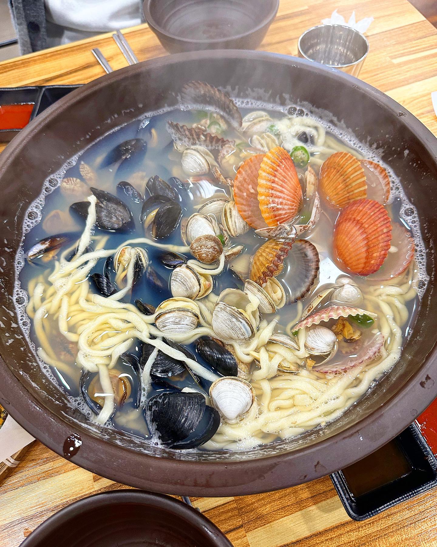 수원 조마담 칼국수👍👍

주말 점심시간이어서 10분정도 웨이팅하고 들어간 칼구수 맛집❤️ 해물파전에 칼국수 2인분 시켰는데 양이 많아서 3명에서 다 먹지 못해버렸다😭😭 날씨도 좋고 수원 근처에 다양한 볼꺼리까지 있어서 ㅎ 수원 화성 근처 놀러가면 한번 가볼만한 음식점 ㅎ❤️

♠️주소: 경기도 수원 팔달구 행궁로 71 1층
♠️영업시간: 10:30~21:00

.
.
.
.
.
.
.
.

#홈쿡 #요리 #요리스타그램 #푸드스타그램 #음식 #음식스타그램 #홈메이드 #쿡스타그램 #인스타푸드 #맛스타그램 #온더테이블 #먹스타그램 #먹팔해요 #요리하는남자 #요리그램 #요리사 #먹팔 #cooking #cookinggram #cookingtime #cookingclass #instagram #좋반 #좋아요 #좋아요반사 #좋아요 #맞팔 #like4likes #수원 #칼국수