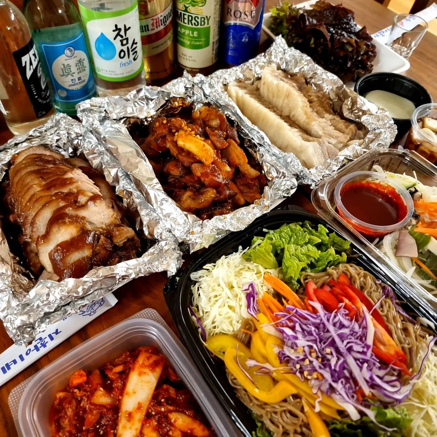 #협찬 #지환이네왕족발 #대구남구맛집

지환이네 왕족발은 국내산 생족만을 사용하여
각종 야채와 약재를 넣어 삶아내는데 신선하고
깔끔한 맛을 위해 한번 사용한 육수를 
재사용하지 않아 잡내없는 족발 맛을
느낄 수 있어요.

✔️주문 메뉴
족발 보쌈 반반세트 
쟁반국수
불족발 

📍대구 남구 대명복개로 96
대명동 1595-3 
영업시간: 12:00~22:00
라스트 오더: 21:30
포장 휴무x , 홀 17시~22시
(일요일,월요일 홀만 휴무)
☎ 053-657-0708
※ 단체석,포장,배달 ※

#대명동맛집 #대구남구족발배달맛집
 #지환이네왕족발본점 #두류동맛집
#대구남구배민맛집 #대구두류동족발
#대명동족발맛집