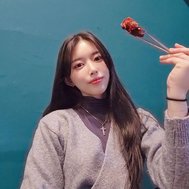 Hyun on Instagram: "#광고 호야네족발 쫜득쫜득한 껍데기에 취향저격 당해버렸다♡ 부들이 족발보다 탱탱 콜라겐st 족발을 더 좋아한다면 호야네족발 찬성이요--! 오늘밤도 덕분에 폭식했습니다