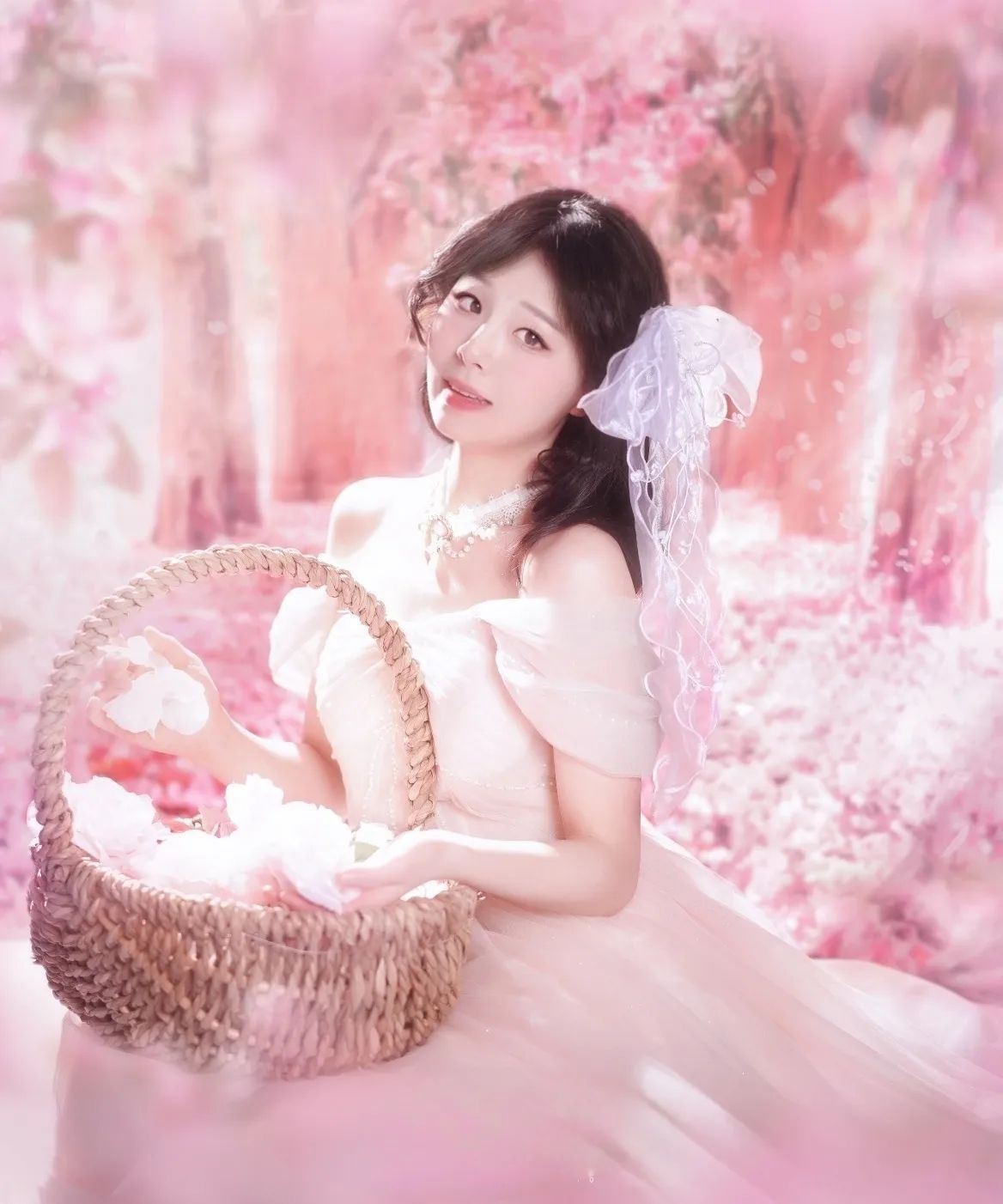 벚꽃놀이 하고 왔오요🌸 

요즘 봄꽃들이 너무 예쁘게 
피어나고 있어서 밖을 걷기만 해두 
기분 좋은 요즘입니다💕

#라피아 #라피아스튜디오 #일반인촬영 #컨셉촬영 #겹벚꽃명소 #벚꽃스냅  #벚꽃놀이 #artworkoftheday