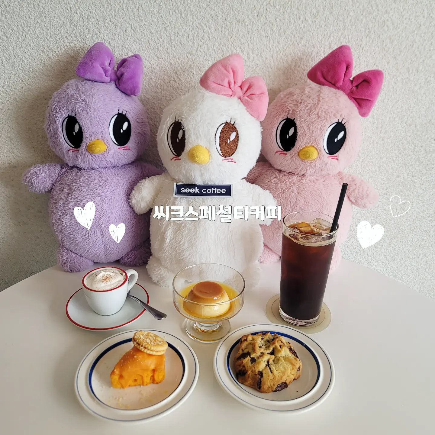 #협찬 #씨크스페셜티커피 
.
🖤씨크스페셜티커피🖤 seek_specialty_coffee
.
서울대입구역 샤로수길의 커피, 디저트 맛집 씨크스페셜티커피 입니다. 한국 바리스타 챔피언이 사장님이라 커피맛집으로 유명한 곳이에요☕️
.
에스프레소 콘파냐☕️, 아이스아메리카노🥤, 르뱅쿠키🍪, 황치즈파운드케이크🧀, 수제 바닐라 푸딩🍮을 먹었습니다. 커피도 유명한데 디저트도 맛집이었어요🥹🍪🍮🧀
.
핸드드립커피, 옥수슈페너, 티라미슈페너, 자색고구마크림라떼(크림달구마), 딸기티라미수크림라떼(딸티크), 아이스크림 버터바, 말렌카케이크, 아이스크림 초코 브라우니, 얼그레이파운드케이크, 레몬파운드케이크도 사랑받는 메뉴에요🐥👍🏻
.
주차공간은 매장 앞에 3대 정도 댈 공간이 있고, 서울대입구역 1번출구에서 가까워요😉
.
#씨크스페셜티커피카페 #샤로수길카페#샤로수길맛집 #서울대입구카페 #서울대입구맛집 #프리미엄커피 #봉천동카페 #봉천동맛집 #샤로수길데이트 #서울대입구데이트 #봉천동데이트 #관악구카페 #관악구데이트 #관악구프리미엄커피 #스페셜티커피