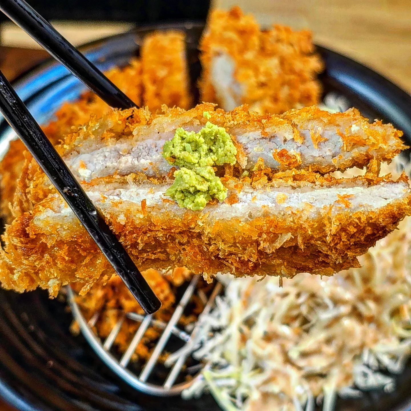 잘 만들어진 차돌육개장과 돈까스가 나를 가득채우니, 양쪽 번갈아 먹으면 아주그냥 하루종일 무한대로 들어갈만한 맛이다. 그래서 다이어트는 다음생부터 하기로 마음먹었다.
.
진주 중안동 우체국 앞에 위치한 일식당 진주 사누끼. 돈까스와 우동을 매주 수혈하는 나로써는 안갈수가 없는 곳이다.
.
정말 깔끔하고 친절한 사장님의 안내를 받고 돈까스 정식과 차돌육개장 우동, 새우튀김을 주문했다. 돈까스와 차돌육개장의 비주얼을 보자마자 '그렇지. 이거지.' 를 마음속으로 외쳤다. 
황금빛 튀김옷을 자랑하며 자신을 어필하는 돈까스를 뒤로하고 차돌육개장 국물부터 한입 맛을보니 이거 진짜 장난없다. 
매일 고아낸 차돌양지 사골육수에 자체제작한 특별양념을 사용하여 만든다고 하는데 딱 한 숟가락만 떠 먹어보면 그 정성을 바로 느낄 수 있다. 육수의 진함이 여태 먹어온 우동과는 차원이 다르게 역대급 수준이라 글을 쓰는 지금도 생각난다. 
차돌육개장에 정신이 팔린 와중 옆에서 돈까스가 부르길래 응해주었다. 한입 넣고 씹자마자 이야.. 왔다. 많이 방황했었는데 이제 돈까스는 여기다. 주방에 잠입해서 영업비밀을 캐고싶을 정도다. 
부드러우면서도 바삭하게 씹는 맛은 살렸는데 튀김 수준이 예술이다. 일부 다른업소 돈까스는 튀김옷이 딱딱해서 입천장이 까지는 경우가 있는데 여기는 그런생각 조차 필요없을 정도로 정말 잘 튀겼다. 고소한 맛도 일품이다. 도드람한돈의 선별된 등심을 사용했다고 하니 돈까스는 여기가 찐이다.
새우 튀김 수준도 말해 입 아프다. 한입 가득 들어오는 새우의 통통함과 바삭한 튀김옷. 하나 빠지는 것 없이 모든 메뉴의 퀄리티가 최고다.
여기를 여태 몰랐다는게 가슴이 미어진다.
그래서 이제 사누끼로 자주 수혈하러 갈 예정이다.

믿고 먹어보시라. 그냥 맛있다.
.
❗️돈까스정식 9,500원, 차돌육개장우동 10,500원, 새우튀김 6,500원
❗️경남 진주시 비봉로24번길 8, 1층 진주사누끼
❗️매일 11:00~20:30 (브레이크타임 14:30~17:00)
❗️주차불가(인근 공영주차장 이용)
.
.
.
#진주 #진주맛집 #진주사누끼 #진주성맛집 #진주유등축제 #진주시내맛집 #협찬 #리뷰노트 #돈까스 #돈까스맛집 #우동 #우동맛집 #먹스타그램 #먹방스타그램 #먹스타 #맛스타 #쩡테이스티 #쩡테이스티_진주
