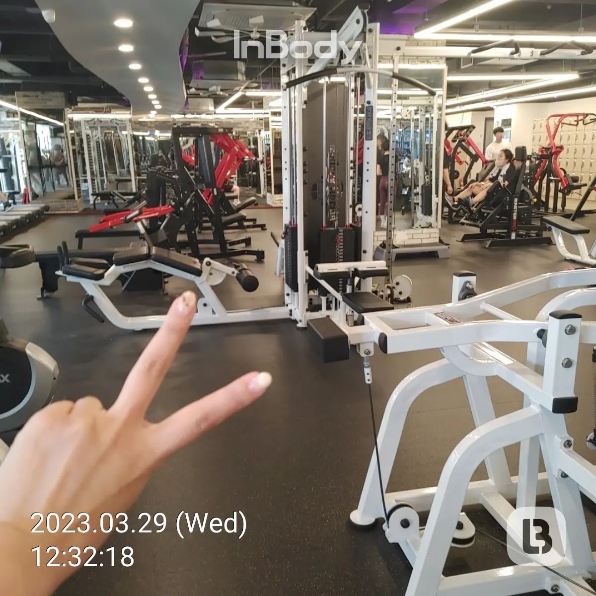 런바디 챌린지 25일차!

이제 한 타임이 거의 끝나간다.
4월 3일부터 다시 1일차로ㅎㅎ

오늘은 하체 돌려깎기 하고 유산소로 마무리!
앞&뒤&안&바깥벅지에 둔근에 종아리까지 알차게 조짐!!!!!
월요일에 하체한 여파가 남아있어 매우 고통스러웠다...
상체는 다음주부터 할 수 있을 거 같은데...
내일이 넘나 두렵구만?!
쌤...사..ㅅ...좋아합니다..(살려주세요)

#런바디챌린지 #운동기록