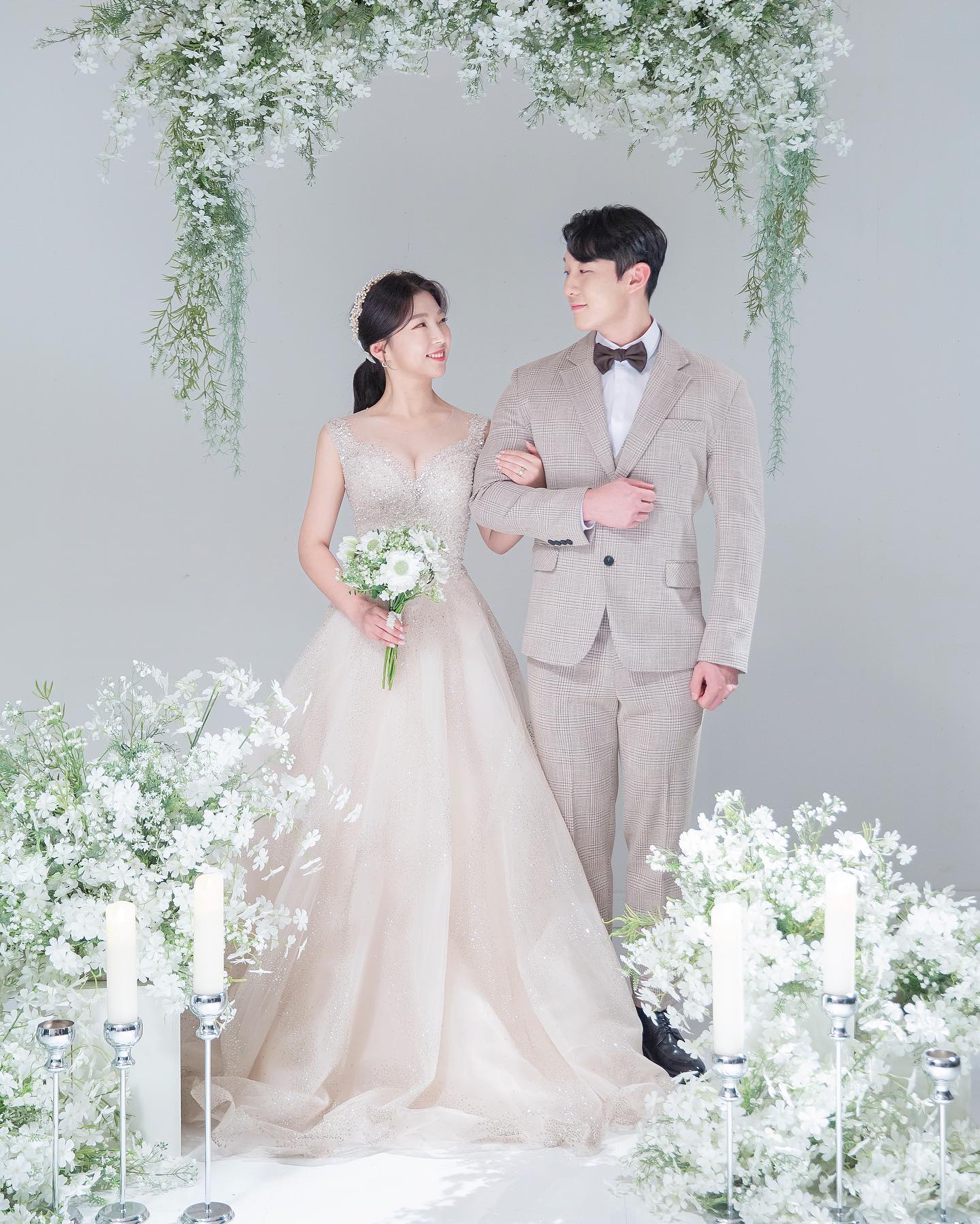 💍 #결혼합니다 #wedding #D-10 💍

🤵🏻‍♂️ 신랑 배영민 🤍 신부 이소정 👰🏻‍♀️

🏷️ 2023. 04. 08. (토) AM 11:00
🏷️ 호텔선샤인웨딩홀 (5층) 그랜드볼룸홀

함께하는 🌸네번째 봄🌸의 길목에서 앞으로의 남은 평생 모든계절을 부부로서 새롭게 시작하려고 합니다.

청첩장을 받을때는 몰랐는데, 막상 전할 상황이 되니 어렵게 느껴지고, 생각과 달리 미숙하고, 놓치는 부분도 많았습니다.

생각나고 떠오르는분들이 많지만 갑작스레 연락드려 부담을 드리진 않을까 하는 조심스러운 마음에 연락을 못드린분들도 있습니다.

지인분들은 물론이고 스피닝 회원분들, 스키 레슨생, 학부모님들께도 소식은 전했으나 부담이 되실까 청첩장을 선뜻 드리지 못했습니다.

너그러운 마음으로 이해해주시고, 먼저 연락주신다면 감사한 마음으로 기쁜소식 전하도록 하겠습니다.🫶🏻

귀한 발걸음으로 축하해 주시는 모든분들과 멀리서 보내주시는 따뜻하고 소중한 마음 모두 감사드립니다.

평생 잊지 않고 행복하게 잘 살겠습니다.❣️

💌모바일청첩장은 프로필상단에 있습니다💌