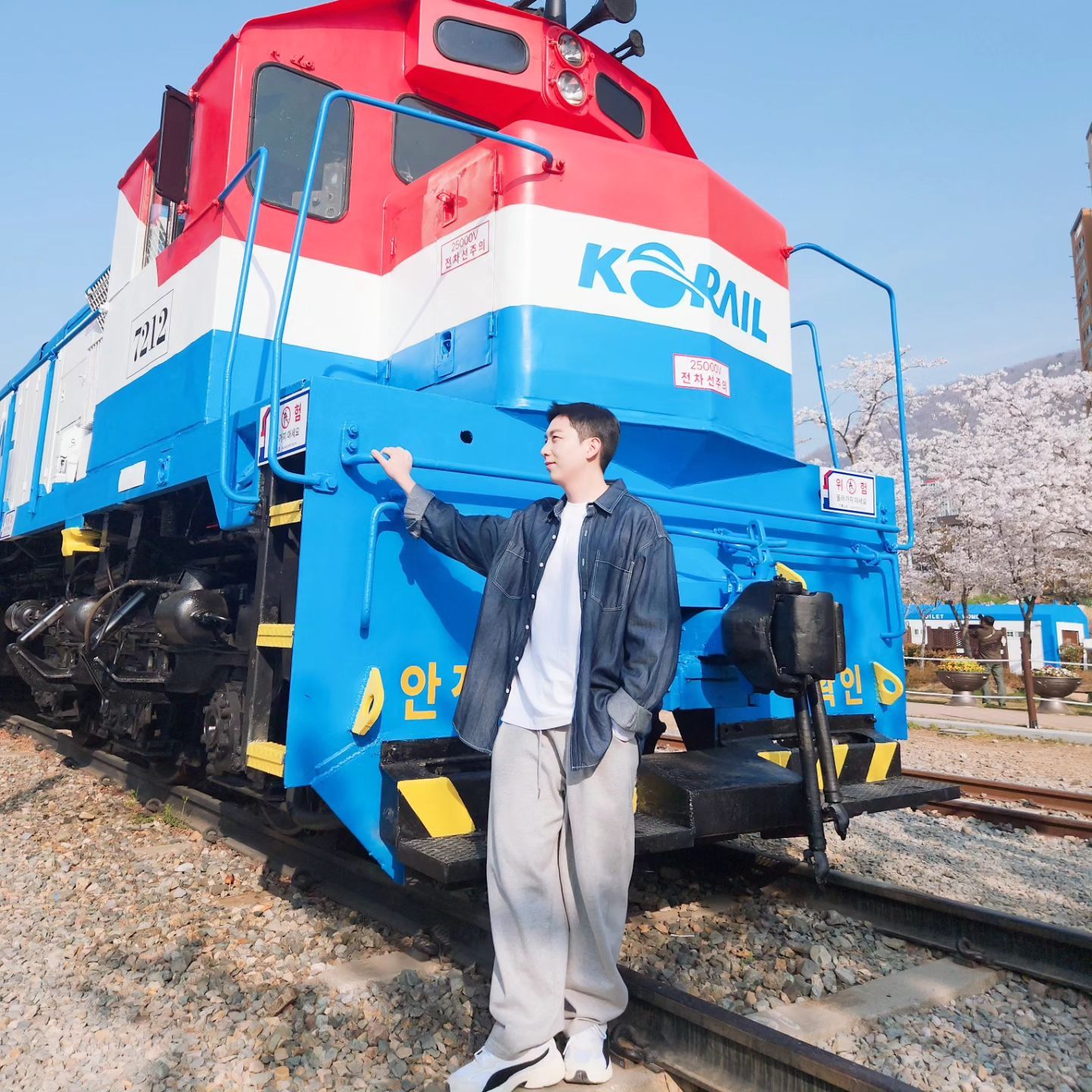진해군항제  처음가본날 2만보 넘게 걸었네  평일이라 사람도적당하고 날씨도 좋고  간식먹고 사진도 많이찍고 ♡♡♡
아직 꽃놀이안가보신분
이번주 고고씽!!!!

#진해군항제 #진해 #진해벚꽃 #진해가볼만한곳 #벚꽃 #벚꽃명소 #벚꽃축제 #벚꽃엔딩 #부산근교 #부산근교여행 #로망스다리 #경화역