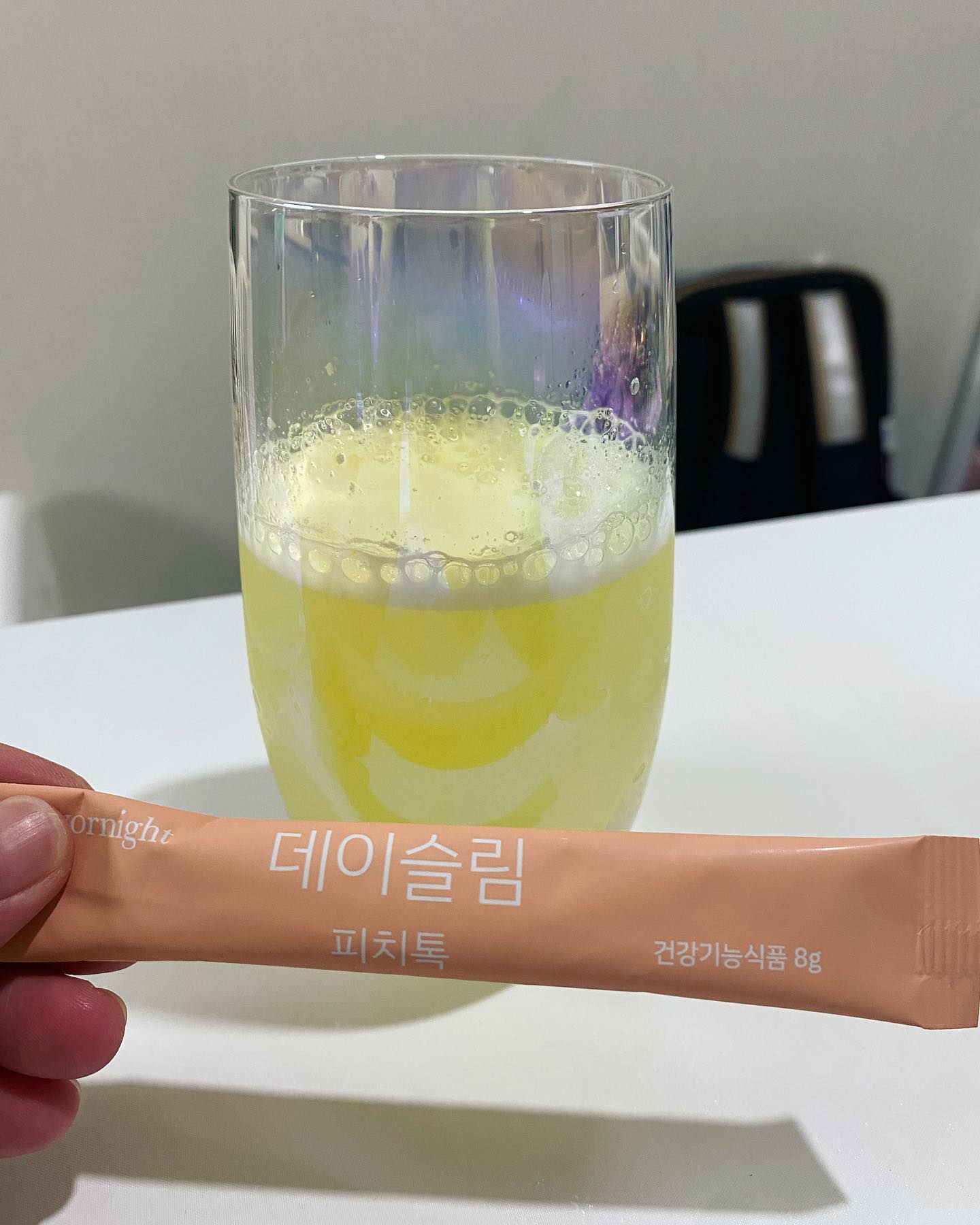 ᰔ
#이벤트당첨 
 
icanddoit 또맘이 무려 직접!뽑아주신 이벤트에 당첨♥️

복직을 앞두고 다이어트 고민이 많았는데
복숭아 맛나는 보조제라니… 🍑🫣

저녁 식전에 몇일 먹어보았는데
일단 맛은! 
너무 달달하지 않은 복숭아맛에 탄산도 있어서 
거부감 없이 술술 꿀떡꿀떡 ㅋㅋㅋ

이상하게 이거 먹으니 과식도 안하게되구
몸이 가벼운느낌👀🥰
(몸무게도 벌써 2키로가 빠짐…🥹♥️)

다이어트 열씨미 해서 복직 해볼게요…💪🏻

🏷️Thank you icanddoit 

4/3일부터 공구하신다고 합니당🫶🏻

#데이슬림피치톡 #데이슬림피치톡공구