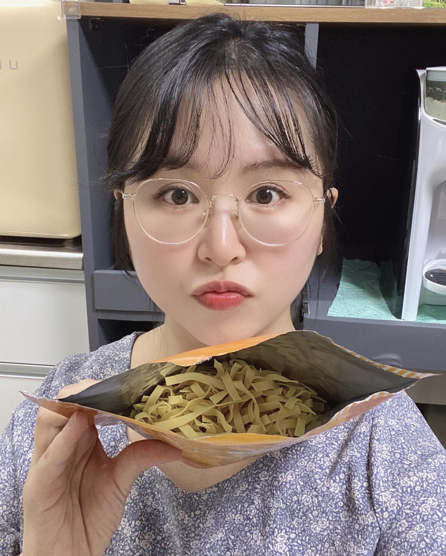 안녕혜진 on Instagram: "#광고 건두부면으로 식단관리 중이에요~🫶

100%두부로 만들었음에도 두부명인만의 기술력으로 쫄깃쫄깃해요~🫶🫶🫶

면의 탄성이 강하여 불지 않아서~~보관이 편리한  한둘건두부면‼️

압착된 두부의 포만감이 지속되서 한 끼 식사로 먹기 좋고, 다이어트 식이에 좋아요👍👍👍
.

일반 냉장 면두부에 비해, 수분을 날려 보관기간이 1년으로 길어요~쟁여두고 야식 땡길때마다 먹고있어요~~🫶
.
. 1회 섭취량에 단백질 26g으로 영양성분 기준치의 47%, 
절반정도를 두부면으로만 채울 수 있어서~~단백질이 부족한 어머님 아버님들, 
그리고 항상 단백질을 찾는 헬스인들에게 강추합니다🫶👍👍👍

#건두부면
#면두부
#두부면
#두부포
#건조 두부면
#푸주
#유바
#마른 두부
#비건
#한둘
#한둘건두부면"