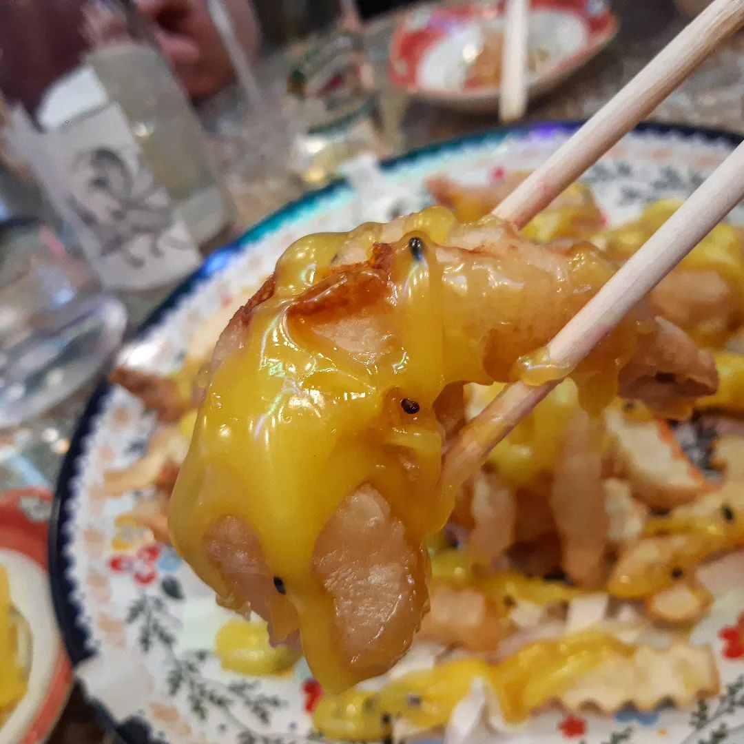 사진은 별로 못 찍었지만 그만큼 집중하고 먹어서 소문내고 싶어서 올리는 맛집..🥰 헤 열어분 #만성찬팅 아시나요! 여기 #중국음식 파는 곳인데 진차 여태 살면서 먹어 본 #마라탕 중 제일 맛있었다고 생각하는 곳이에요.. 가격도 12000원,, 고기 야채 면 듬뿍 들어가는데 맛이 진짜 찐해서 여기 마라탕 먹고 다른 집 마라탕 못 먹는중 ..😘 저번엔 라조기랑 같이 먹었는데 이번엔 #크림새우 랑 같이 먹었어요! 일반 알고있는 흰 소스랑 다르게 꾸덕한 커스터드 크림 색의 크림이 올려져있는데 먹었을 때는 맛있는 크림 그 잡채.. 감튀까지 같이 나오니 든든해요! 분위기도 좋고 사람들도 많고 더 유명해 지면 안되는데 여기 마라탕 꼭 드셔보시라고 추천드립니다..🥲 이런 곳은 유명해져야해요.. 아 원래 유명한건가😃 헤 어쨌든 한 번 가보세요 후회없움..!

#맛집 #먹스타맞팔 #먹스타그램 #먹스타 #먹부림 #먹팔맞팔 #먹팔 #선팔하면맞팔 #팔로우 #신림맛집 #윤누_신림 #신림 #신림중식 #마라탕맛집 #크림새우맛집 #팔로우 #맛스타그램 #맛스타