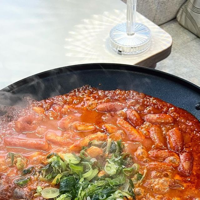 ♥백보경♥ on Instagram: "#광고 @kfood_shin
돼지곱창 + 순대 + 떡볶이가 들어간 신개념 떡볶이라 #곱순떡 카라반에서 캠핑하면서 먹어보았어요~ 밀키트라 엄청 간편해서 좋았답니당ㅎㅎㅎ

#백년가게 제품이라구해서 엄청 기대하고 먹었는데 기대 이상으로 맛있더라구요 ^^❤️

매운거 좋아하시는 분들에게 특히 강추!👍
저는  매운걸 잘 못먹어서 가족들이 거의다 먹었는데 넘 맛있다궁 더 사먹자더라구용~ㅎㅎ

⚡️백년가게란 ? 
30년 이상 명맥을 유지하면서도 오래도록 고객의 꾸준한 사랑을 받아온 점포 가운데, 중소벤처기업부에서 그 우수성과 성장 가능성을 높게 평가 받아 공식 인증받은 점포

.
.
#떡볶이#곱순떡#순대#곱창#캠핑요리#밀키트#정읍맛집#혼밥#안주#백년가게#떡볶이밀키트#야식 #캠핑#캠핑음식#캠핑요리#먹스타#맛스타#먹팔#캠핑#일상#매운요리#매운음식#밀키트추천#kfood#korea#광고문의#협찬문의"