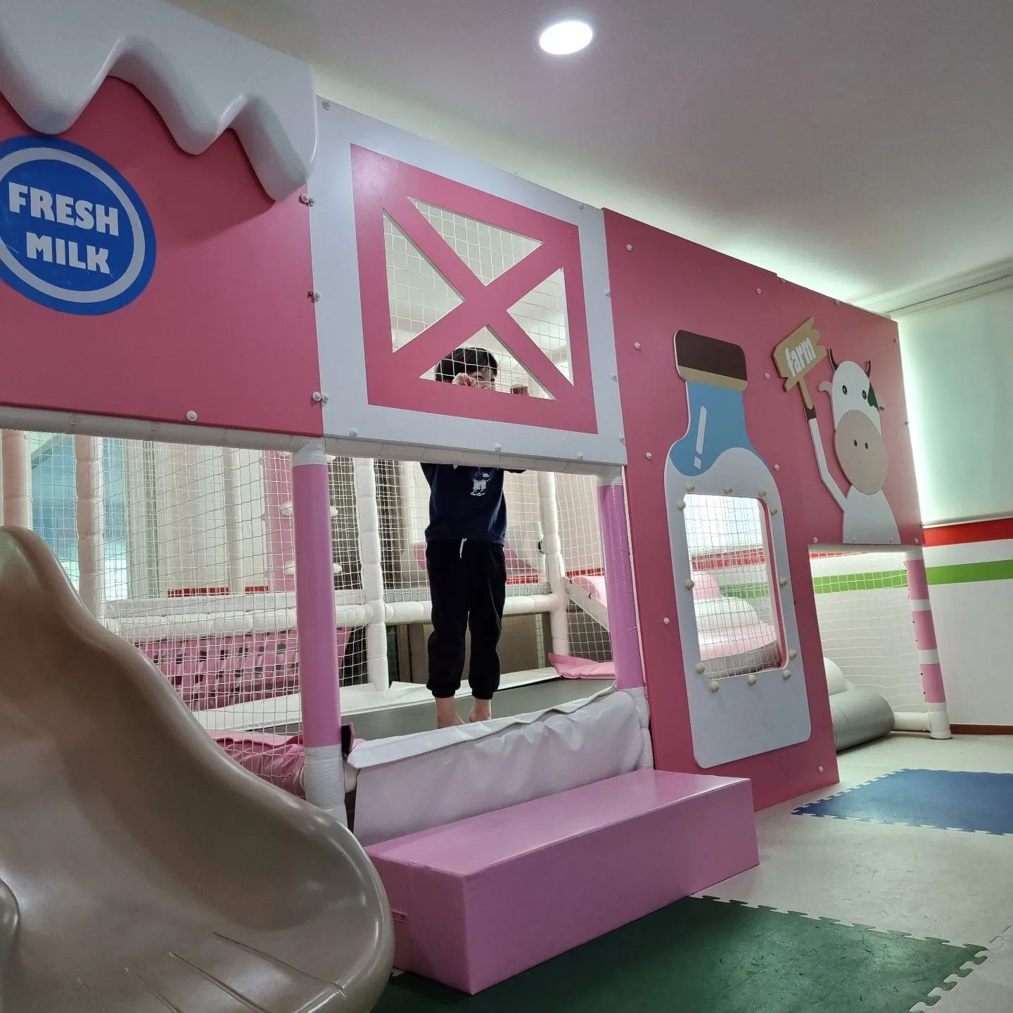 두찌 아가였을때 오고
몇년만에 네식구 펜션💕
잘 놀까 걱정이 무색하게
컨디션 난조였는데도
엄청 열심히 잘 놀았..😅
.
.
#가평키즈펜션 #어느겨울날