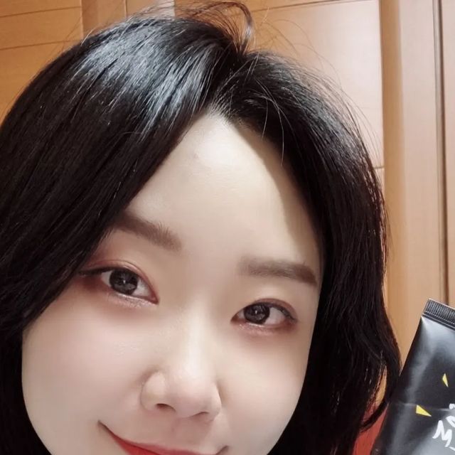 곽소정 on Instagram: "#협찬 탈색으로 상한 머리때문에 단발한건데 아직도 남아있다는 사실...🥲 게다가 매일 고데기 사용하니까 머릿결은 더 난리났는데! 쇼킹밤 바르고나서 머리가 차분해졌
