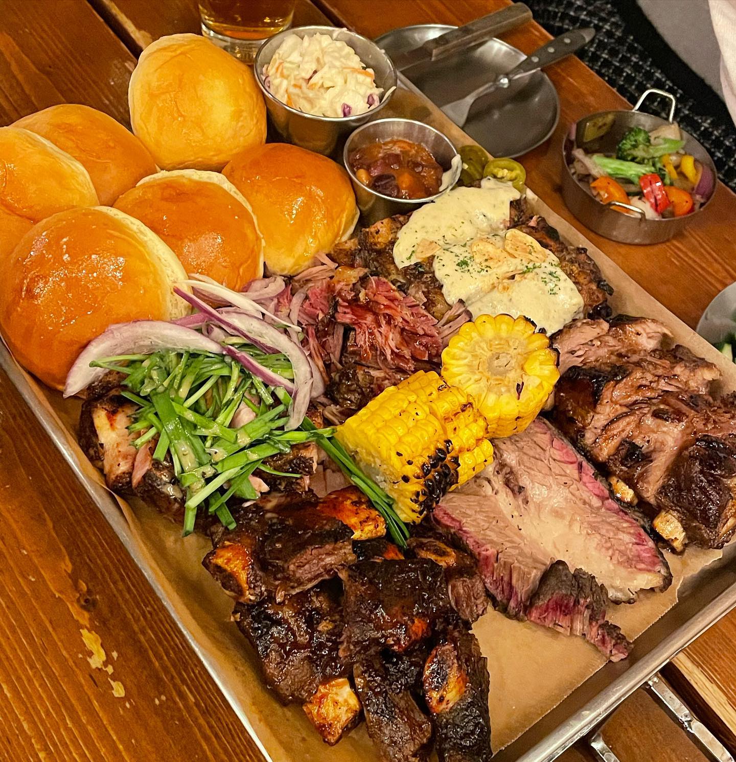#푸즐_한남 [로코스비비큐 경리단길 본점]
입벌려 고기 들어간다 (っ’-‘)╮=͟͟͞ 🍖
바베큐 플래터 맛집! #로코스비비큐 

📍서울 용산구 회나무로 83
📍11:30-22:00 (매주 셋째주 월요일 휴무) 

로코스 바베큐 샘플러를 주문하면 브리스켓, 비프립, 백립, 포크밸리, 폴드포크를 한번에 즐기실 수 있어요!

플레이트에 한 가득 담긴 고기에 직접 버거로 만들어먹도록 번과 코울슬로까지 한가득👀
샐러드랑 치즈프라이도 함께 나와서 입맛돋구기 제격이쥬?

버터향 가득한 번에 테이블에 비치된 소스 3종 중 하나를 한면에 뿌리고
코울슬로, 베이크드빈, 고기 올려 한입 와앙! 하면 입안이 극락..🥹🥹
저는 가장 맛있었던 브리스켓(차돌양지)랑 비프립 추가주문 !

단체모임으로 방문했는데, 자리도 넓직하고 분리되어있어 편안했어요
그랜드 하얏트 근처라 다음엔 호캉스하면서 포장해먹고싶네요!

🍽️
네이버 예약 시 로코스 하바나콘 (마약옥수수) 무료 제공된다고 하니
꼭 네이버 예약하고 가세요ღ 

◽️로코스 바베큐 샘플러(2인) 59,800원
◽️브리스켓 21,900원 
◽️센터컷 비프립 28,900원