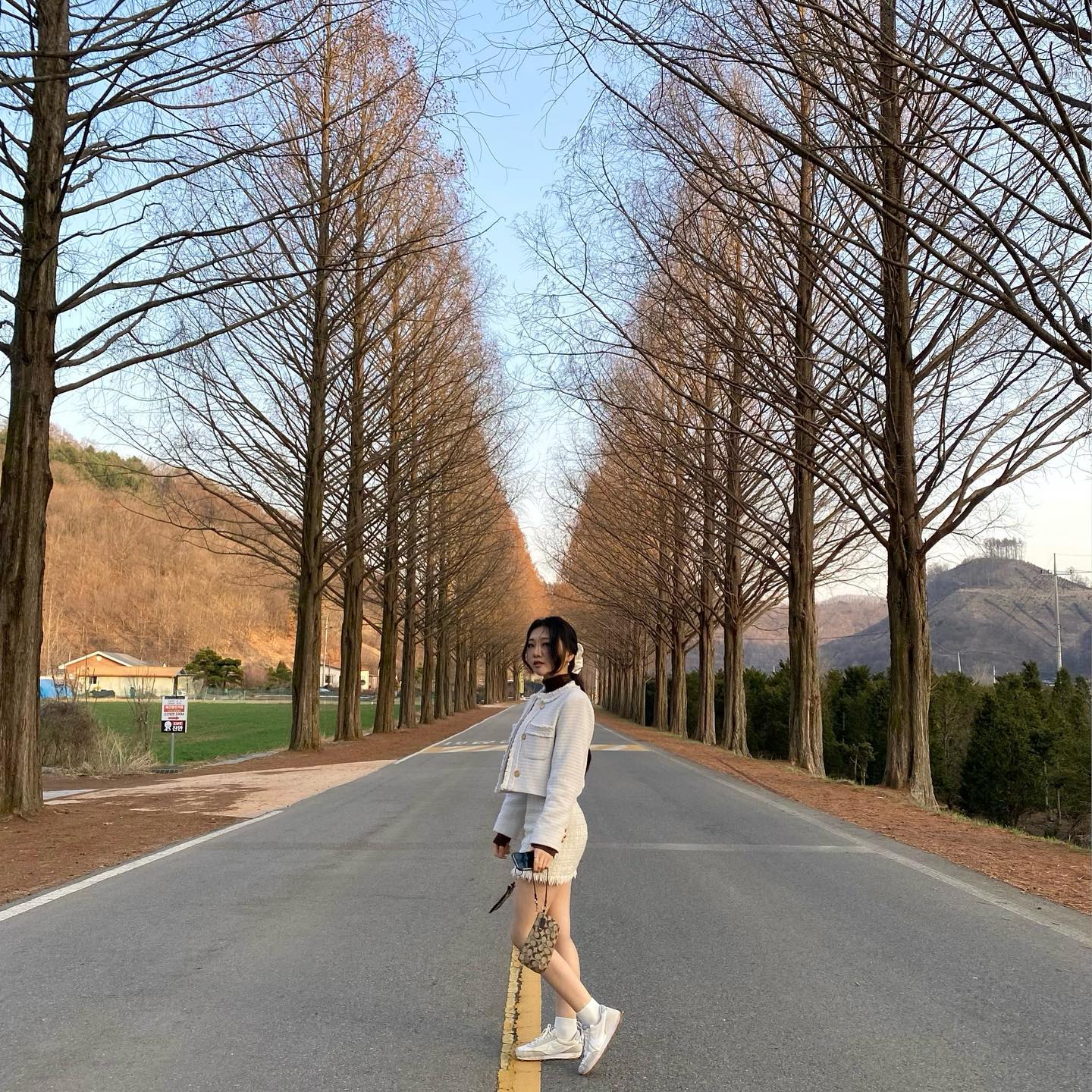평화로운 산책길🍃
벚꽃 구경 많이 하셨나요!! 
인스타 왜이리 오랜만인 건지ㅜㅜ
전남은 저번주 만개하고 여수는 곧 질 거 같다더라구요😆
다음주 비온다는 소식이 있으니 주말에 벚꽃 구경 해보시길!!!!
.
.
.
.
.

#벚꽃명소 #사진찍기좋은곳 #사진촬영 #여행사진 #봄코디 #여자옷추천 #전남여행 #전라도여행 #가로수길 #댓글소통 #댓글환영 #운동소통 #옷스타일 #좋반 #fashion #stylefashion #likesforlike #followers #fashionlover #springtime #blossom #dailylook #ootdfashion #photography #iphonecamera #kfashion #travel #springfashion #springstyle #trip