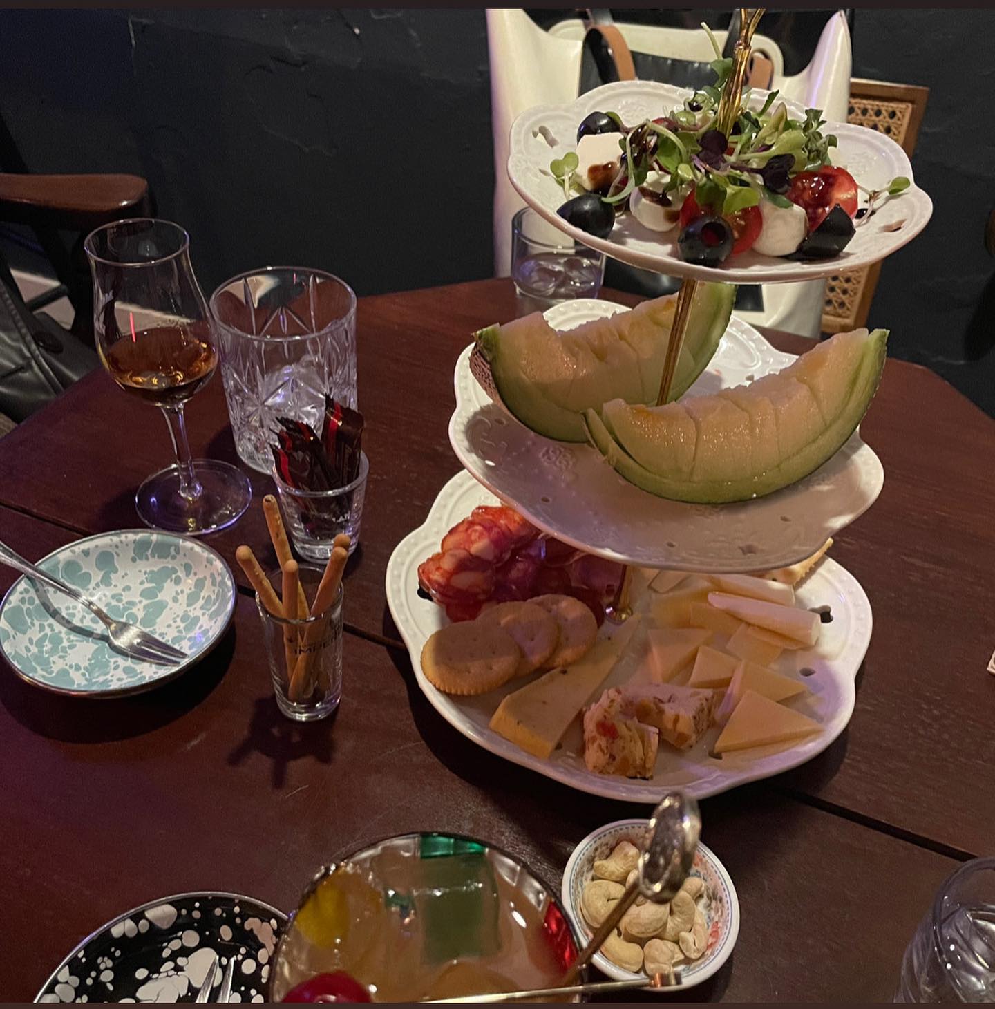 #협찬 

새로 오픈한 을비로 핫플레이스! 골든케이지!

분위기도 좋고 칵테일도 맛있어서 데이트 코스로 좋아보였어요.
펍은 보통 시끄러워서 데이트 장소로 적합하지 않다규 생각해왔는데,

요기는 음악도 잔잔하니 좋아서 친구랑 인생얘기•••뭐먹고사냐•••요런저런 이야기 다 풀고왔답니당

#을지로술집 #을지로와인 #을지로위스키 #을지로칵테일 #을지로핫플 #데이트코스 #혼술하기좋은곳 #을지로바 #을지로대관 #을지로대관파티