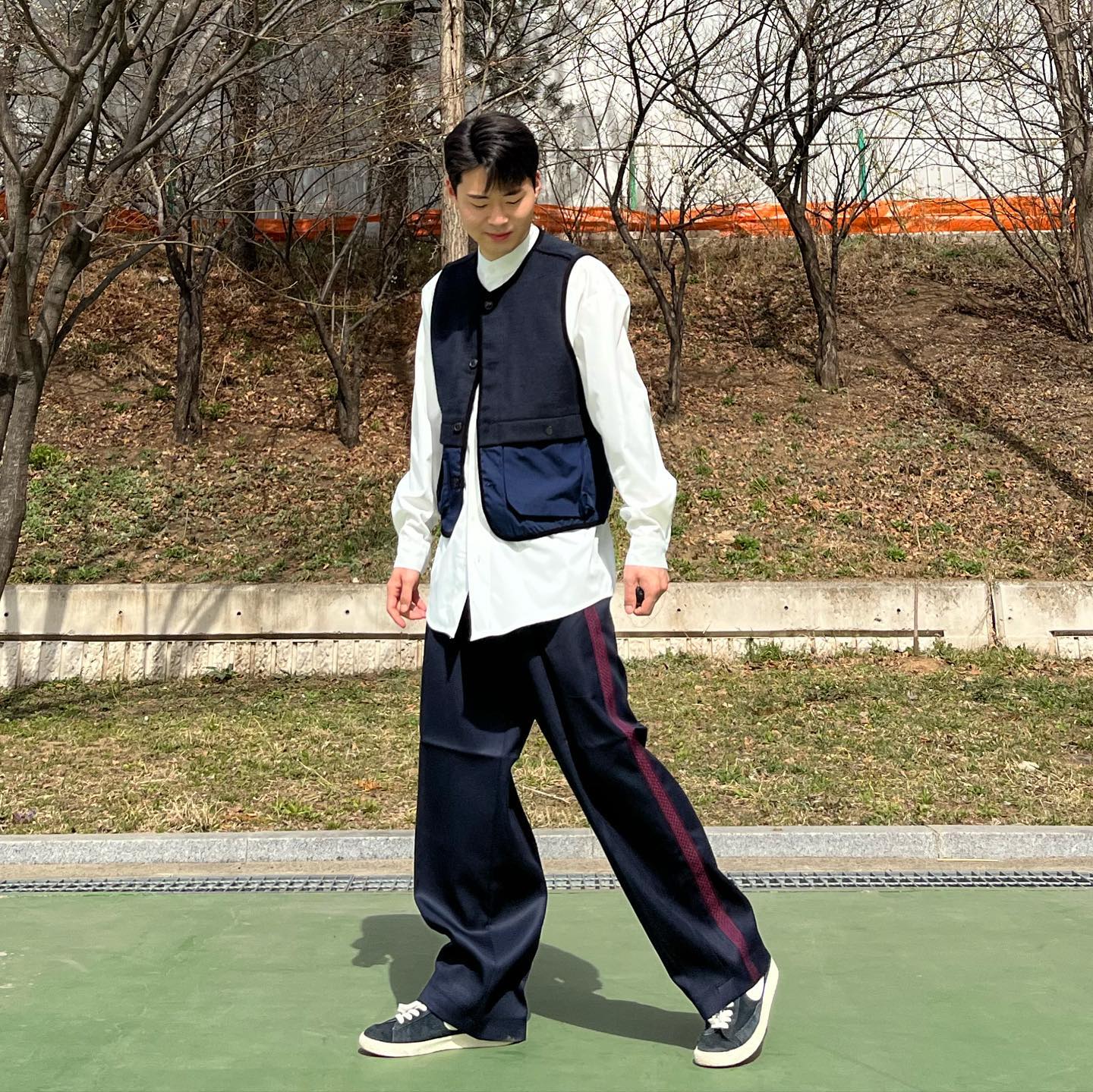 요즘 맛들린 색조합🔷⚪️

#네이비화이트 

🦺- beslow_purple 
👔- suarestudio 
👖- ssoji.kr 
👟- nikeseoul 

#헨리넥셔츠 #헨리넥 #차이나카라 #차이나카라셔츠 #아메카지 #아메카지룩 #아메카지코디 #아메카지패션 #남자코디룩 #남친룩코디 #나이키블레이져 #남자조끼 #조끼니트 #조끼패딩