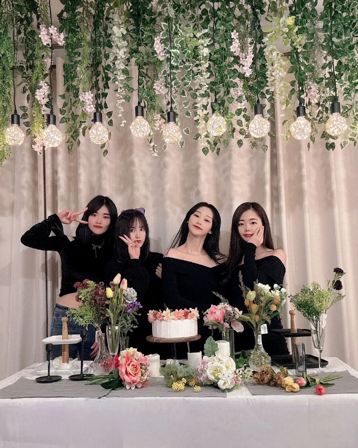 #협찬 #밀리언파티룸

꺄>< 파티룸 다녀온거 이제 올리네요오오♡♡♡ 
드레스코드는 블랙🤩🤩

친구들이랑 같이 가서 더 즐거웠던곳!!

여기 넓고 넘넘 좋아요><
노래방 기계, 다트, 보드게임, 포켓볼 등 다있움!!!

근데 우리 네명다 기계치라 수다만 떨고 온 기분...
그래도 함께여서 즐거웠다😘

글구 보드겜 넘 존잼><
내가 다 이겨버림! 역시 난 똑똑해♡ㅋㅋㅋㅋㅋ

🚩대구 서구 국채보상로 276 지하1층 (네이버로 예약하시면 됩니다♡)

#대구파티룸 #대구생일파티 #대구브라이덜샤워 #대구셀프스튜디오 #대구렌탈스튜디오 #대구스튜디오 #대구가볼만한곳 #대구놀거리 #대구데이트 #대구데이트코스 #대구이색데이트 #대구실내데이트 #대구핫플 #대구공간대여 #대구장소대여 #대구생일파티룸 #밀리언의비밀공간