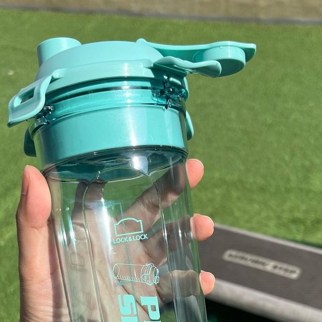 Three_2🌱 on Instagram: "#광고

운동러들에게 필수인 락앤락 프로쉐이커⚱️

민트컬러라 상큼한 봄에 알맞는 컬러인데요☺️

쉐이크 통에서 줄줄 흐르는 프로틴은 생각만해도 끔찍 그 자체😖

믿고 사용할 수 있는 #락앤락 제품이라 내용물이 흐르지도 않고, 가벼워서 편하게 들고 다닐 수 있어요 ꈍ◡ꈍ 

똑딱똑딱 간편하기 열고 닫는 제품이라 번거롭지도 않아요😁

컬러마다 쟁여두고 싶은 아이🧡

#쉐이커#락앤락#프로쉐이커#쉐이커보틀#쉐이커통#물통#텀블러#텀블러추천#텀블러사진"