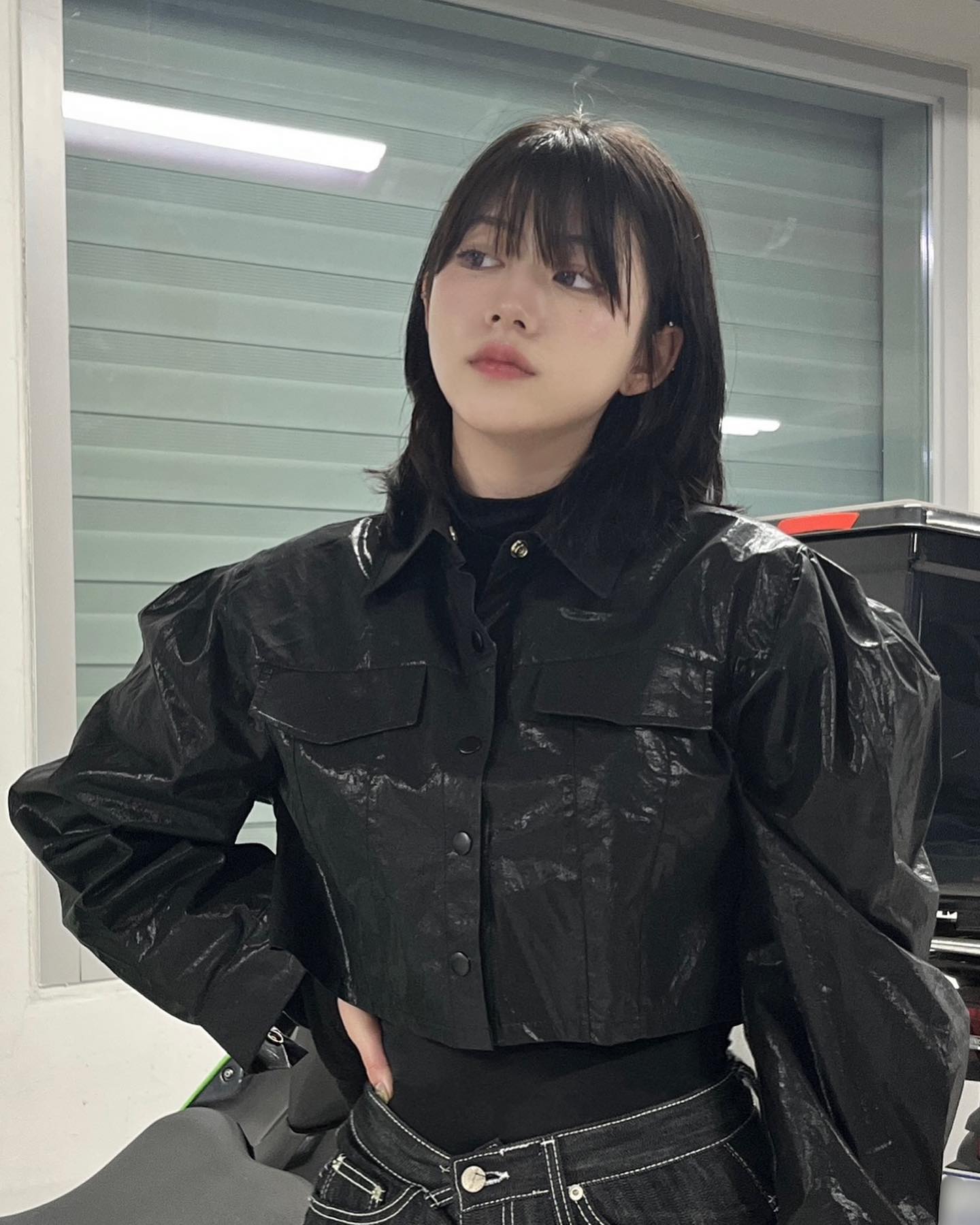 옷이 너무 길고 허리가 너무 커도
이쁜 옷은 입고 말겠다는 ㄴㅏ의 의지
가끔 허리 안 맞을때 벨트 말고 후크를 걸어보와요
다만,
길이는 접는거 말고는 나처럼 끌고 다녀야 함
.
.
.
.
#데일리 #데일리룩 #코디 #바지 #바지맛집 #힙한코디 #자켓 #자켓코디 #여자자켓 #렌즈 #그레이렌즈 #일상 #일상소통 #소통환영 #패션맞팔 #패션계정맞팔
