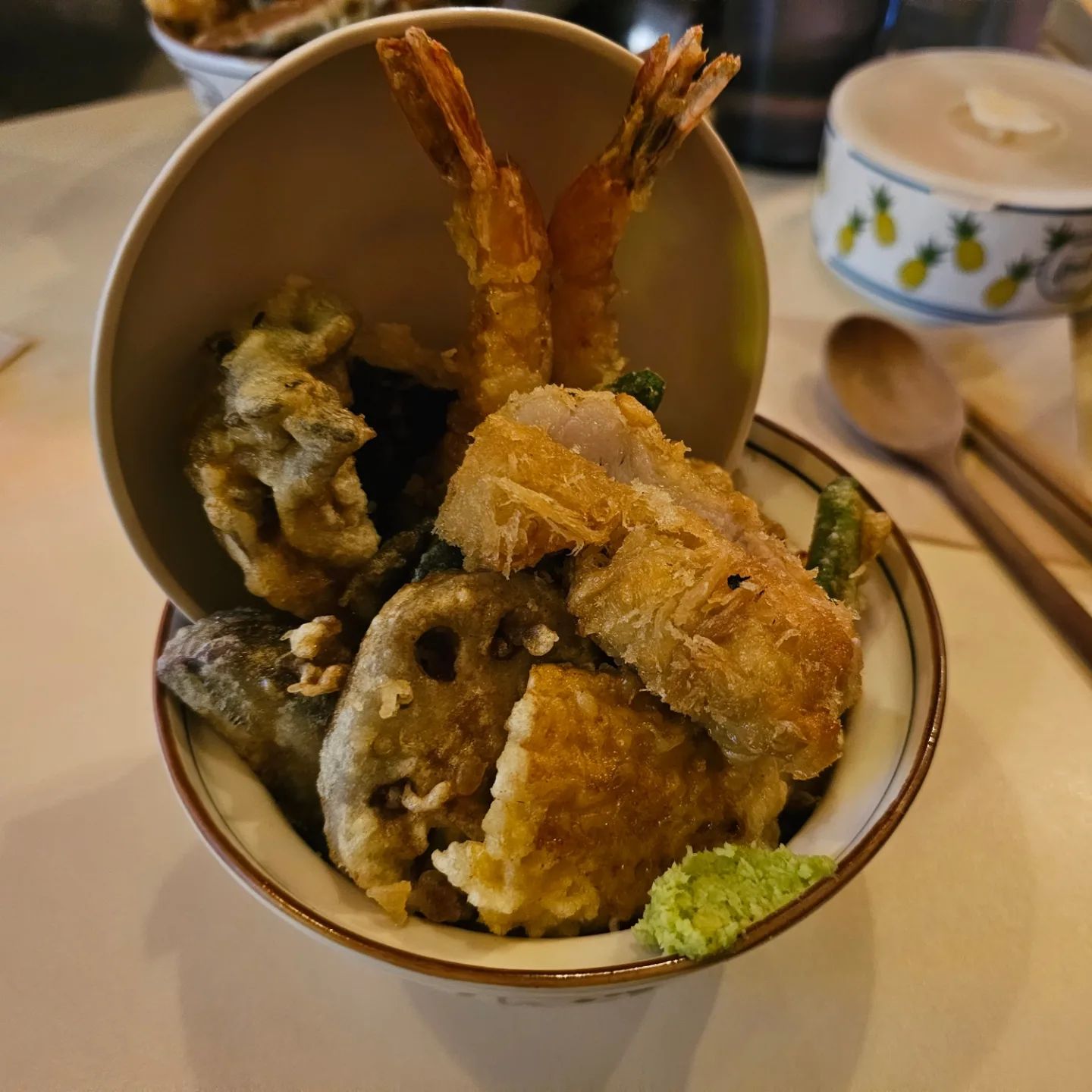 사당거주 4년차의 찐맛집 추천👍
연어덮밥도 맛있다고 하는데 생거 안먹는 나한테 선택지는 텐동뿐 🍤 
훈감텐동에서 돼지,닭,오징어,생선이 추가되면 다호텐동인데 이거시키길 잘했다.
오징어랑 고기가 너무 부드러움🥹 녹는다녹아🫠
최애튀김은 두꺼운 연근과 김!
전~혀 자극적이지 않고 튀김인데 녹는다하🩷

#텐동맛집 #다호텐동 #사당맛집 #사당역맛집 #사당역맛집추천 #텐동 #텐동식당 #튀김덮밥 #tendon #koreanrestaurant  #먹스타